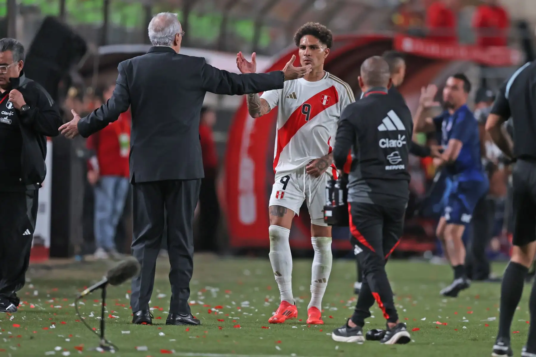 El delantero Paolo Guerrero y el técnico Jorge Fossati. Foto: ANDINA / Carlos Lezama Villantoy