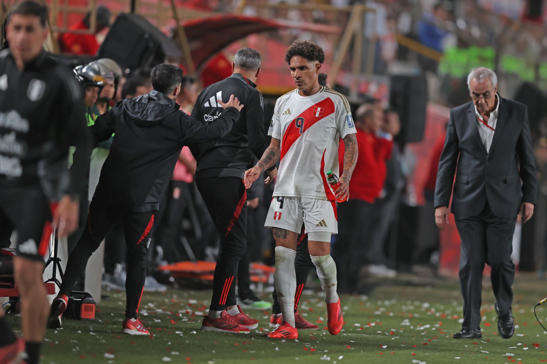 El delantero Paolo Guerrero y el técnico Jorge Fossati. Foto: ANDINA / Carlos Lezama Villantoy