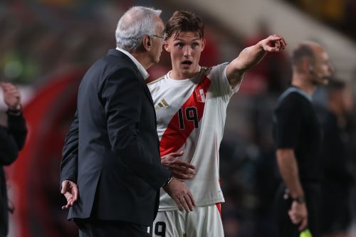 Entrenador Jorge Fossati y Oliver Sonne, defensa lateral de la selección peruana de fútbol. Foto: ANDINA /Carlos Lezama Villantoy