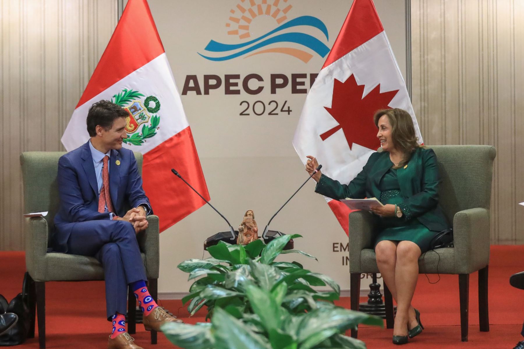 Líder económico de Canadá, Justin Trudeau, saludó la solidez económica y democrática del Perú en una reunión bilateral junto a la líder económica de Perú, Dina Ercilia Boluarte Zegarra. Junto a nuestro cuarto mayor socio comercial a nivel global abordamos temas clave como promoción del turismo e inversiones. Foto: ANDINA/Prensa Presidencia