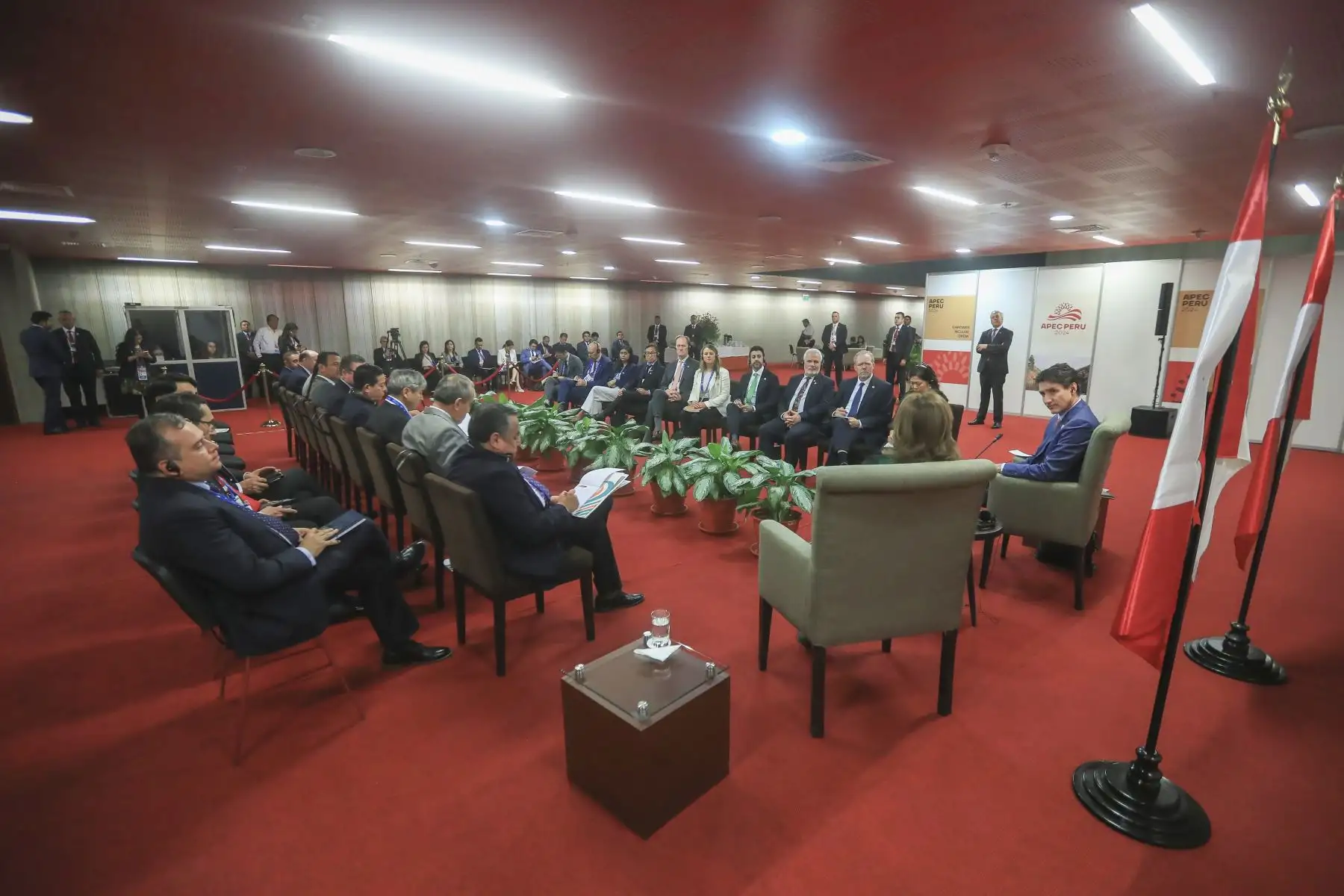 Líder económico de Canadá, Justin Trudeau, saludó la solidez económica y democrática del Perú en una reunión bilateral junto a la líder económica de Perú, Dina Ercilia Boluarte Zegarra. Junto a nuestro cuarto mayor socio comercial a nivel global abordamos temas clave como promoción del turismo e inversiones. Foto: ANDINA/Prensa Presidencia