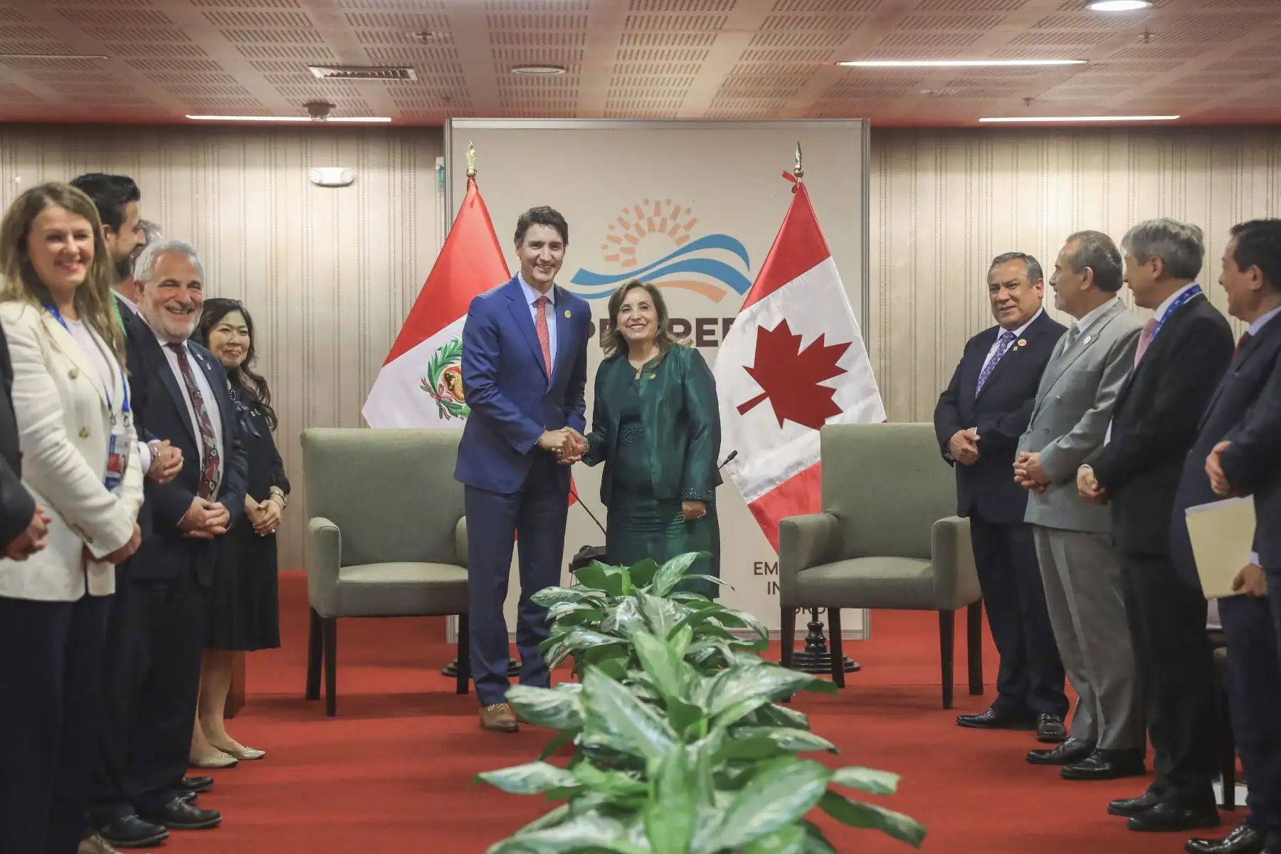 Líder económico de Canadá, Justin Trudeau, saludó la solidez económica y democrática del Perú en una reunión bilateral junto a la líder económica de Perú, Dina Ercilia Boluarte Zegarra. Junto a nuestro cuarto mayor socio comercial a nivel global abordamos temas clave como promoción del turismo e inversiones. Foto: ANDINA/Prensa Presidencia