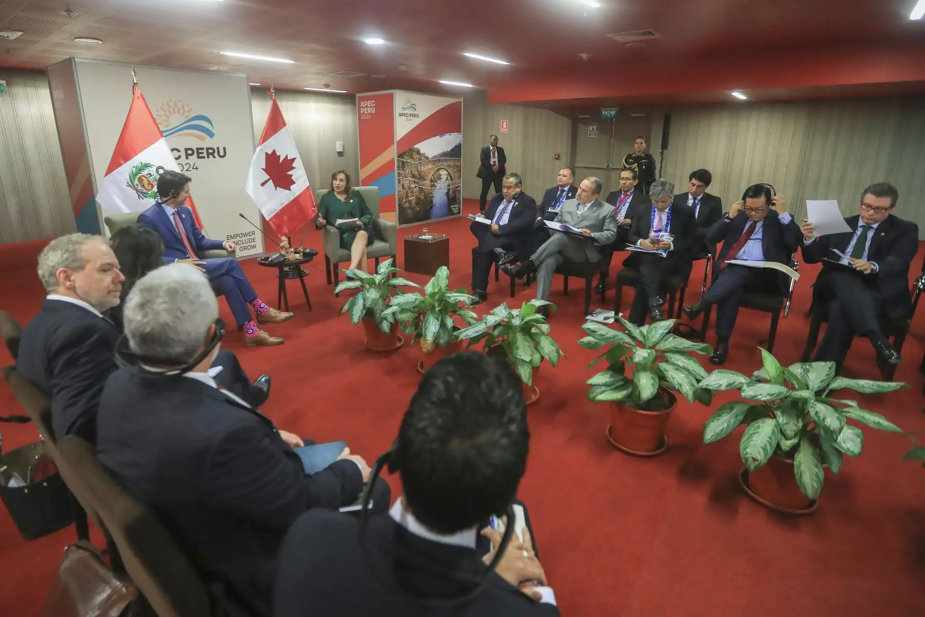 Líder económico de Canadá, Justin Trudeau, saludó la solidez económica y democrática del Perú en una reunión bilateral junto a la líder económica de Perú, Dina Ercilia Boluarte Zegarra. Junto a nuestro cuarto mayor socio comercial a nivel global abordamos temas clave como promoción del turismo e inversiones. Foto: ANDINA/Prensa Presidencia