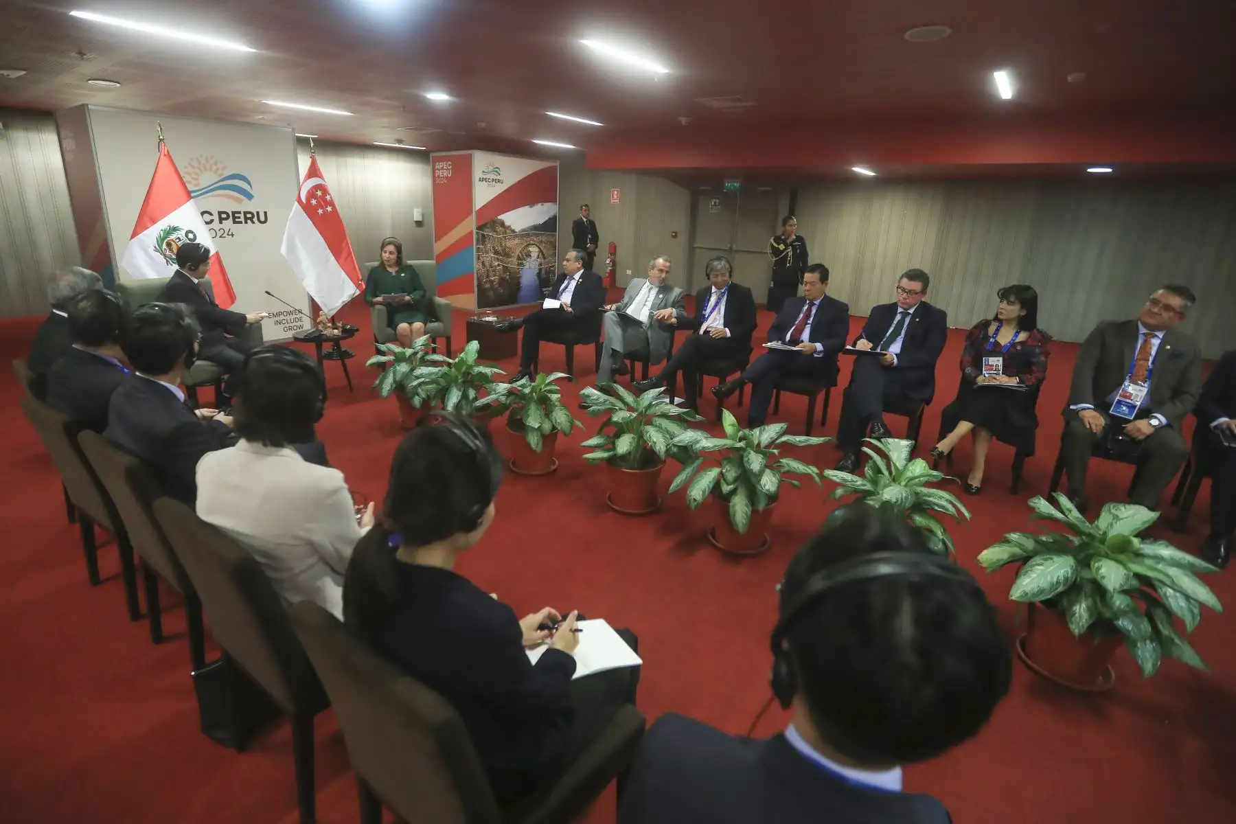 Encuentro bilateral con el Primer Ministro de Singapur, Lawrence Wong, en el marco de la Cumbre de Líderes APEC PERÚ 2024. Foto: ANDINA/Prensa Presidencia