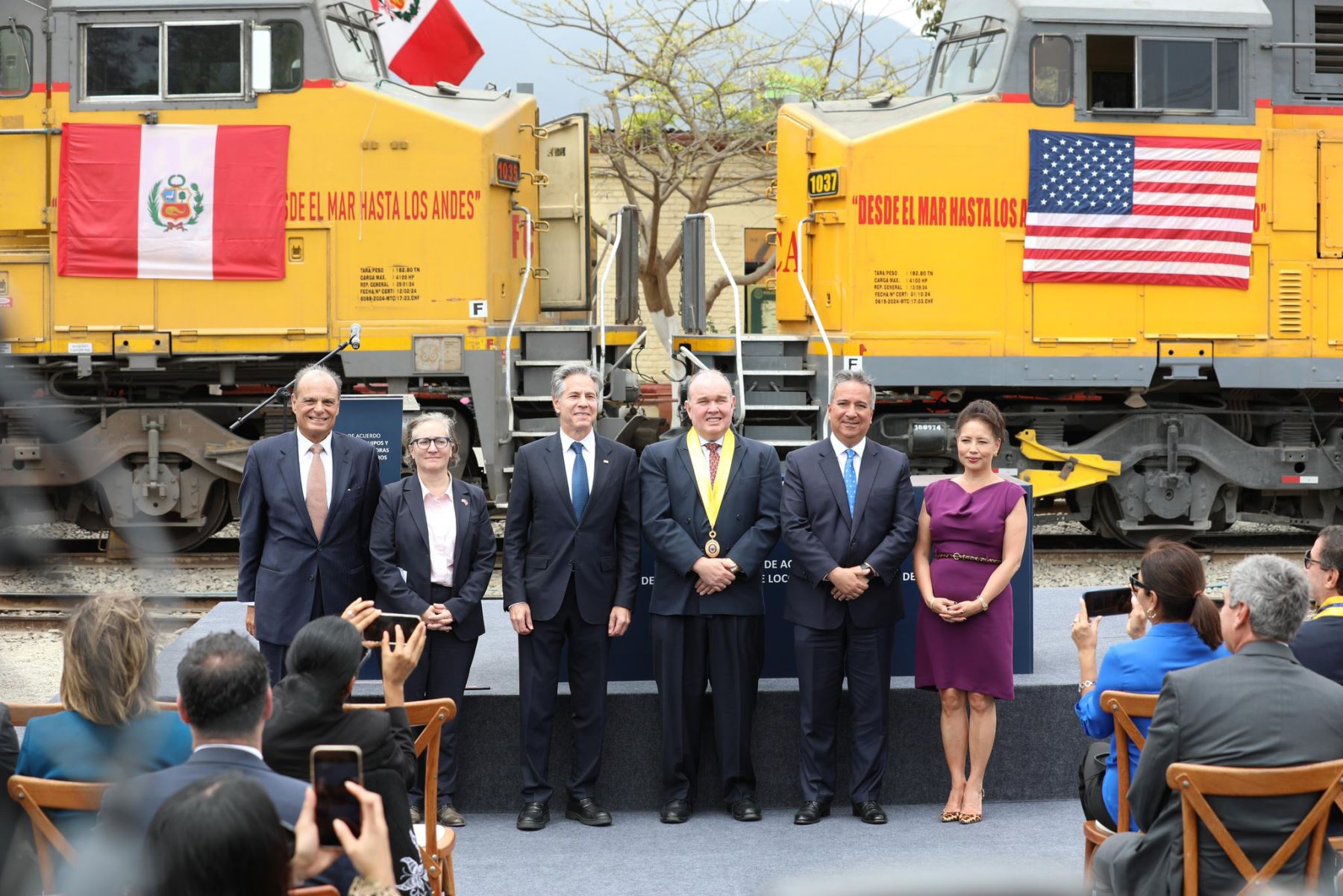 El secretario de Estado, Antony Blinken, estuvo presente en la firma de la donación de 19 locomotoras y 90 coches de dos pisos, de la empresa estadounidense Caltrain; junto al ministro de Transportes y Comunicaciones, Raúl Pérez Reyes y al alcalde de Lima, Rafael López Aliaga, y la directora ejecutiva de Caltrain, Michelle Bouchard. Foto: ANDINA/Difusión