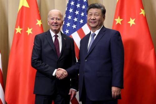 Biden y Xi hicieron hincapié en "la necesidad de considerar cuidadosamente los riesgos potenciales y desarrollar la tecnología de IA en el ámbito militar de manera prudente y responsable". Foto: AFP