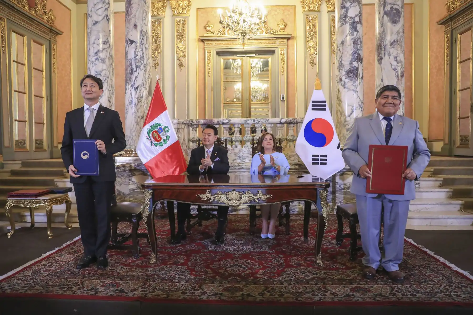Presidenta de la república, Dina Ercilia Boluarte Zegarra, recibe al Presidente de la República de Corea, señor Yoon Suk-Yeol, en Palacio de Gobierno en el marco de la Cumbre de Líderes APEC Perú 2024. Foto: ANDINA/Prensa Presidencia