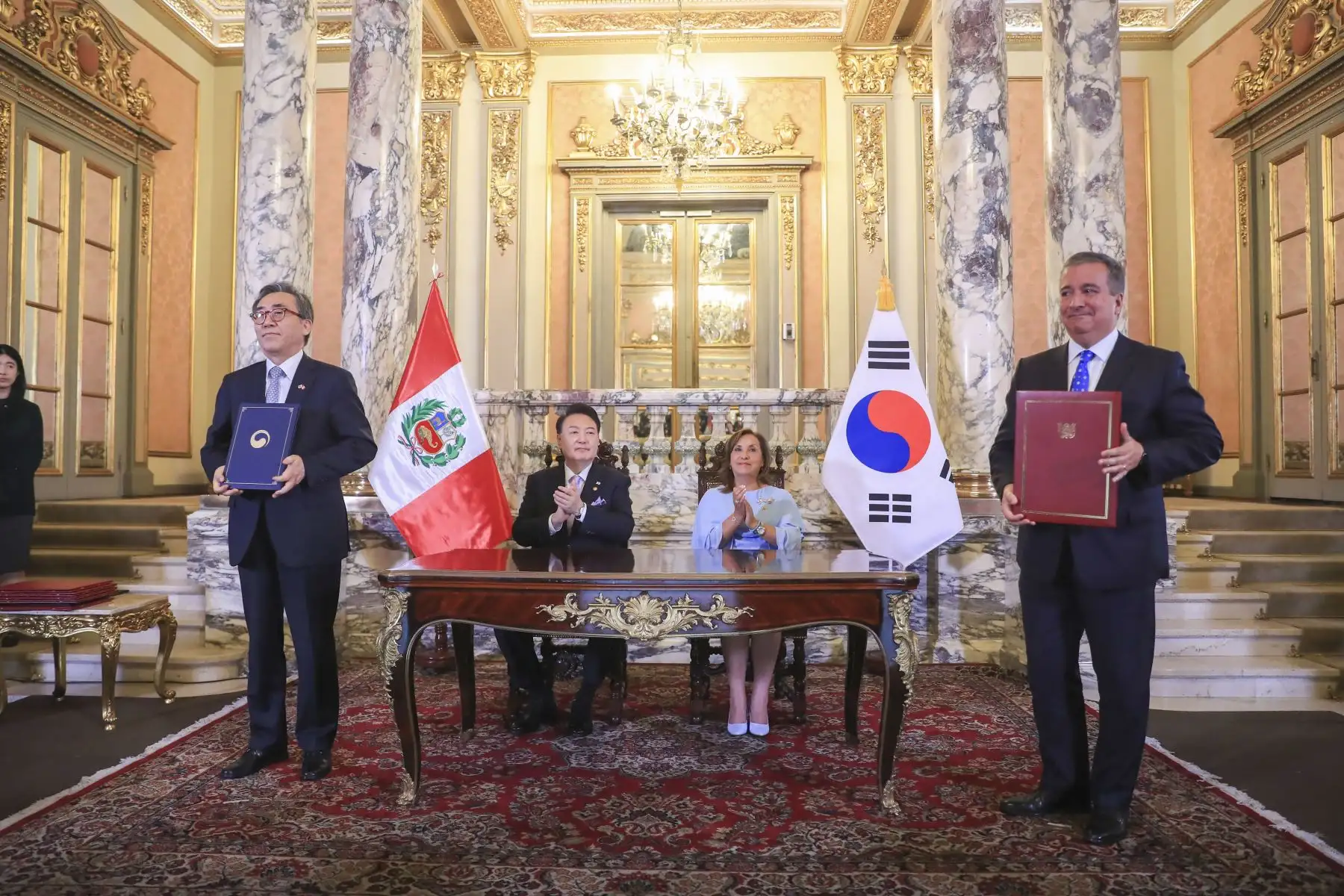 Presidenta de la república, Dina Ercilia Boluarte Zegarra, recibe al Presidente de la República de Corea, señor Yoon Suk-Yeol, en Palacio de Gobierno en el marco de la Cumbre de Líderes APEC Perú 2024. Foto: ANDINA/Prensa Presidencia