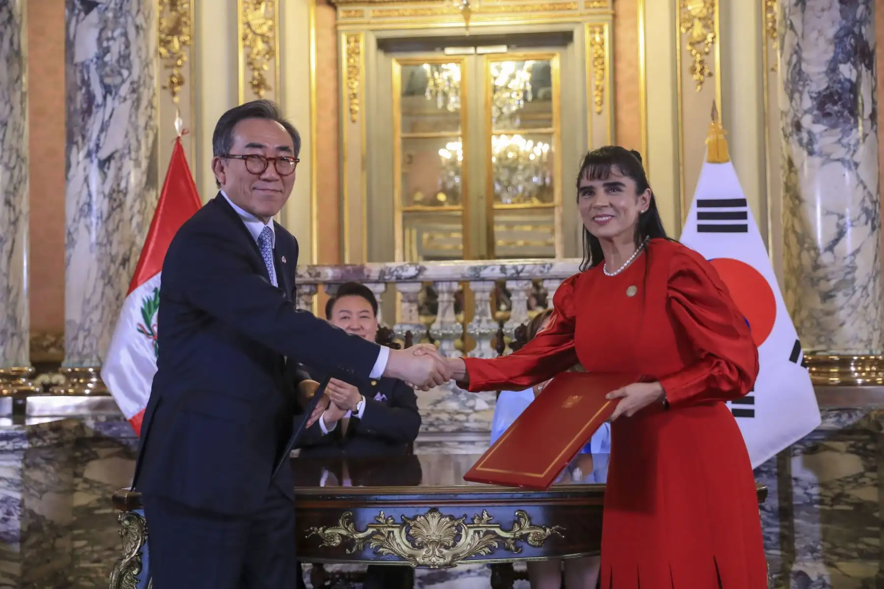 Presidenta de la república, Dina Ercilia Boluarte Zegarra, recibe al Presidente de la República de Corea, señor Yoon Suk-Yeol, en Palacio de Gobierno en el marco de la Cumbre de Líderes APEC Perú 2024. Foto: ANDINA/Prensa Presidencia