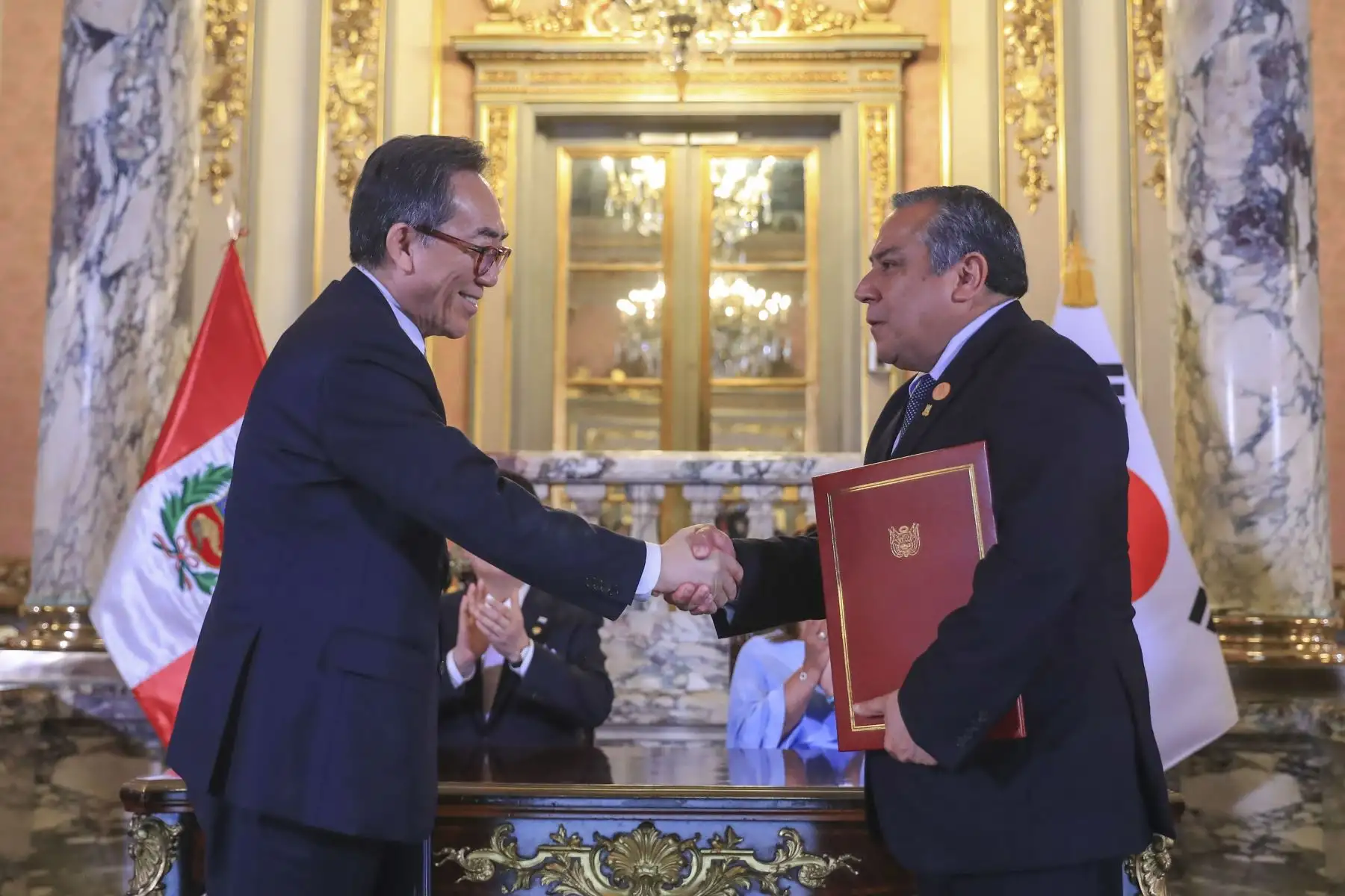 Presidenta de la república, Dina Ercilia Boluarte Zegarra, recibe al Presidente de la República de Corea, señor Yoon Suk-Yeol, en Palacio de Gobierno en el marco de la Cumbre de Líderes APEC Perú 2024. Foto: ANDINA/Prensa Presidencia
