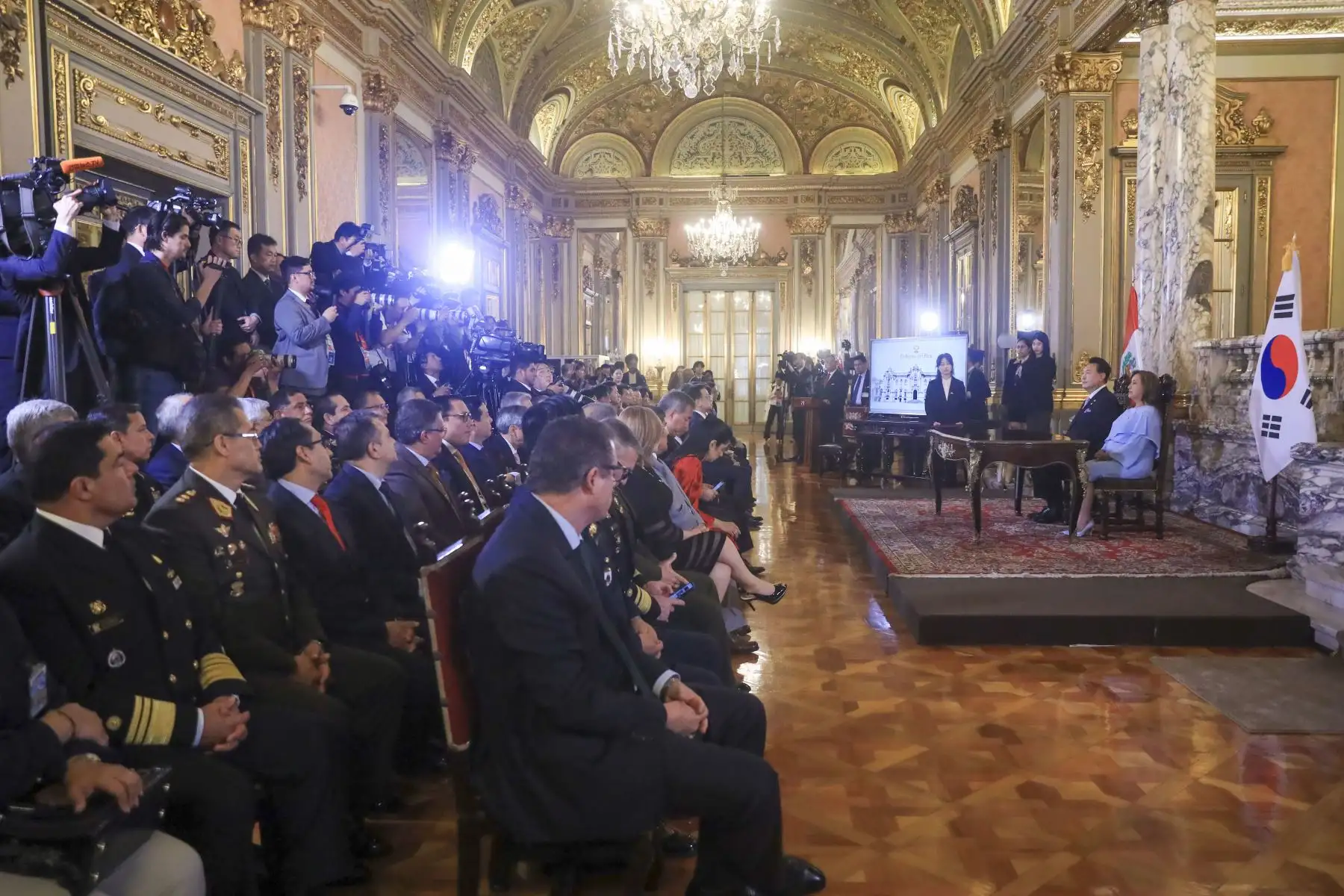 Presidenta de la república, Dina Ercilia Boluarte Zegarra, recibe al Presidente de la República de Corea, señor Yoon Suk-Yeol, en Palacio de Gobierno en el marco de la Cumbre de Líderes APEC Perú 2024. Foto: ANDINA/Prensa Presidencia