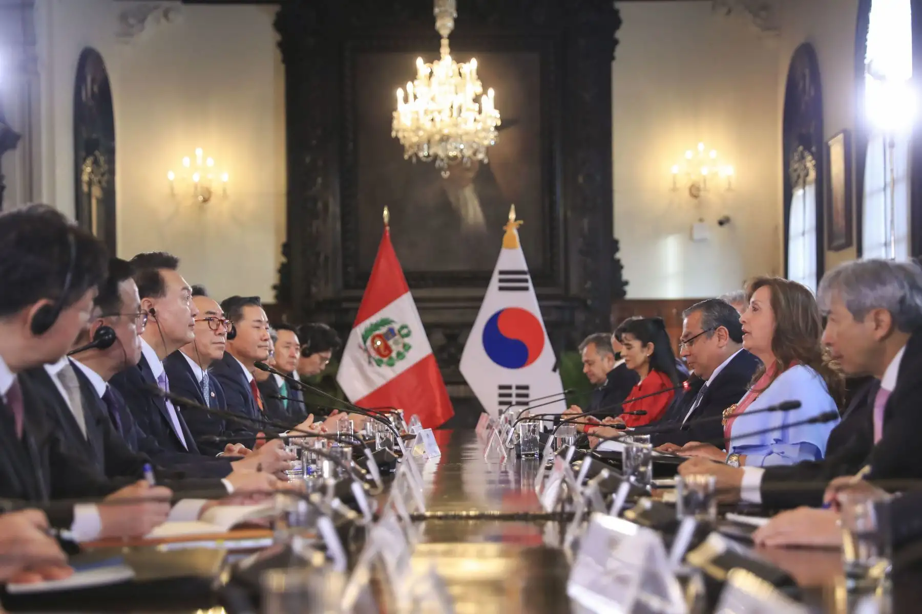 Presidenta de la república, Dina Ercilia Boluarte Zegarra, recibe al Presidente de la República de Corea, señor Yoon Suk-Yeol, en Palacio de Gobierno en el marco de la Cumbre de Líderes APEC Perú 2024. Foto: ANDINA/Prensa Presidencia