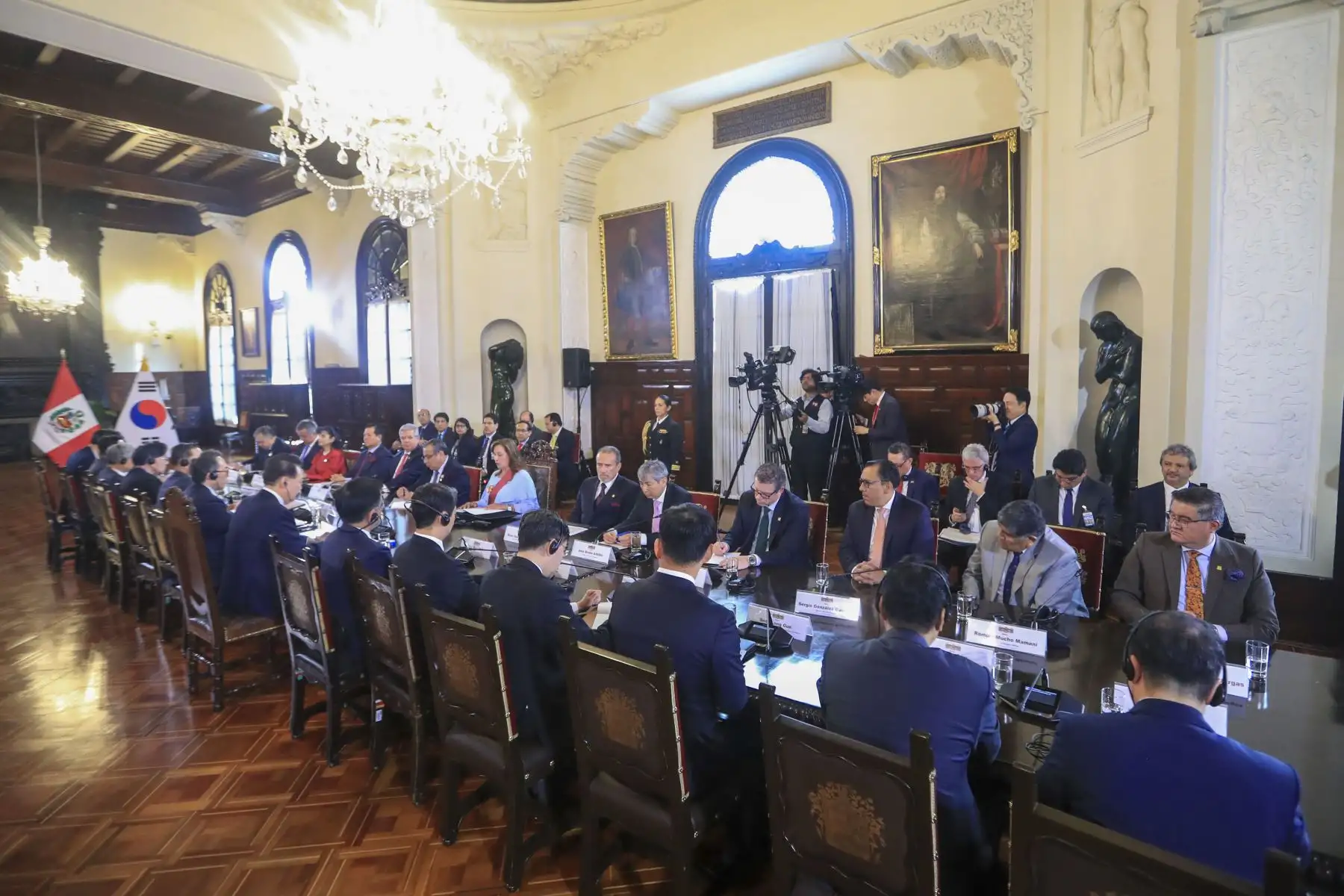 Presidenta de la república, Dina Ercilia Boluarte Zegarra, recibe al Presidente de la República de Corea, señor Yoon Suk-Yeol, en Palacio de Gobierno en el marco de la Cumbre de Líderes APEC Perú 2024. Foto: ANDINA/Prensa Presidencia