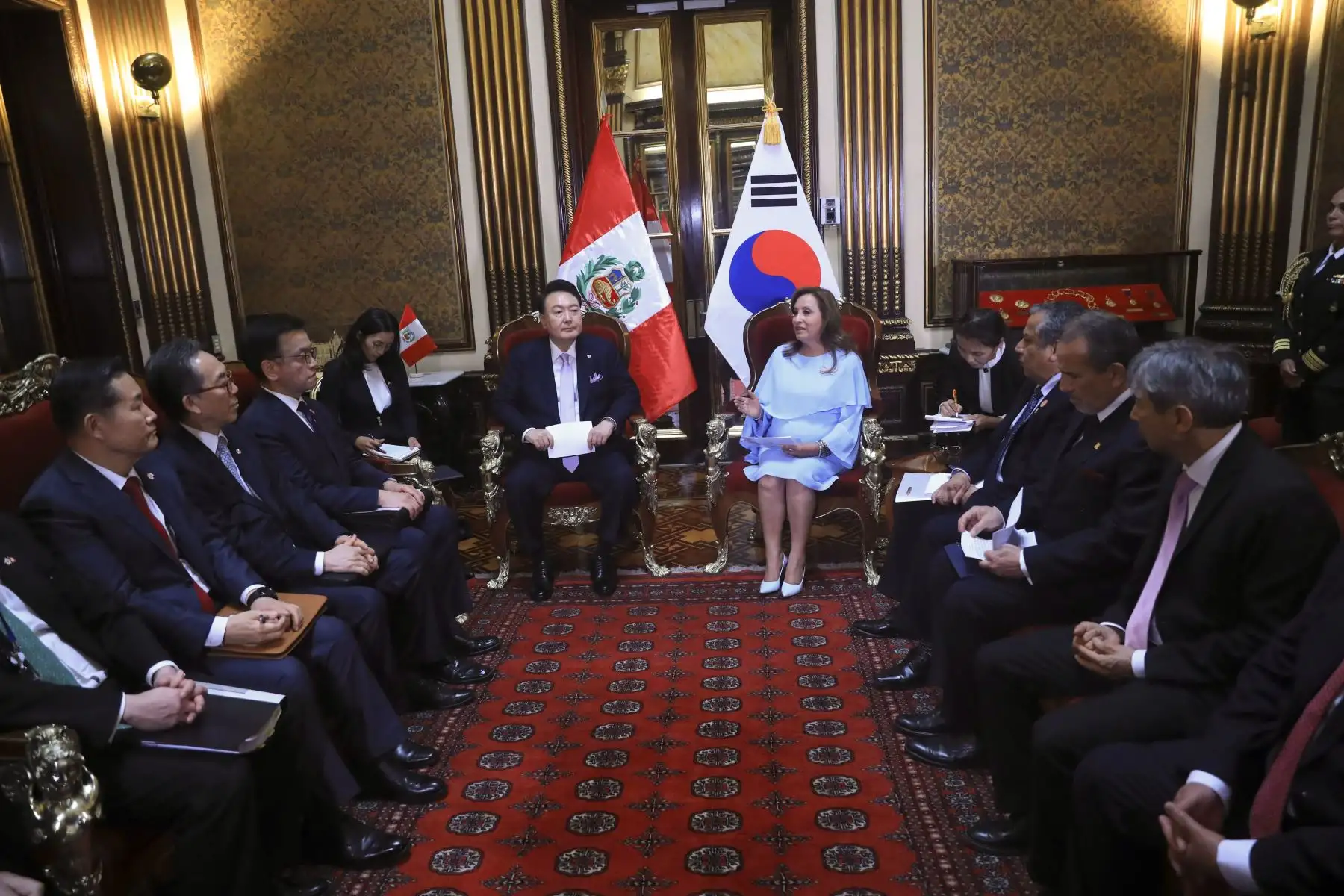 Presidenta de la república, Dina Ercilia Boluarte Zegarra, recibe al Presidente de la República de Corea, señor Yoon Suk-Yeol, en Palacio de Gobierno en el marco de la Cumbre de Líderes APEC Perú 2024. Foto: ANDINA/Prensa Presidencia