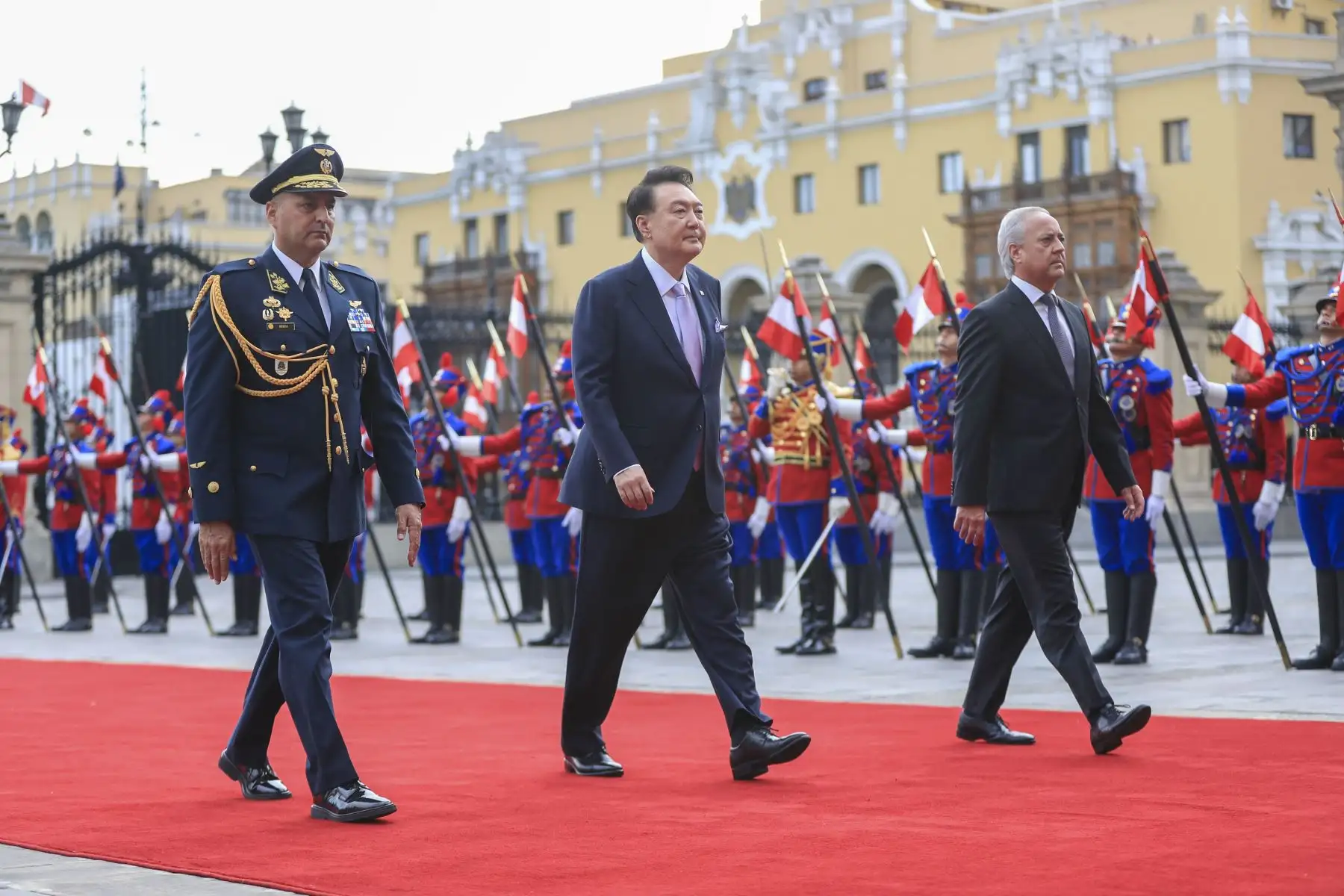 Presidenta de la república, Dina Ercilia Boluarte Zegarra, recibe al Presidente de la República de Corea, señor Yoon Suk-Yeol, en Palacio de Gobierno en el marco de la Cumbre de Líderes APEC Perú 2024. Foto: ANDINA/Prensa Presidencia