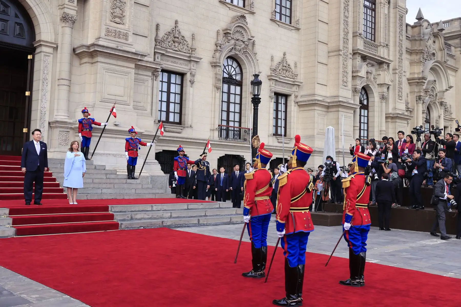 Presidenta de la república, Dina Ercilia Boluarte Zegarra, recibe al Presidente de la República de Corea, señor Yoon Suk-Yeol, en Palacio de Gobierno en el marco de la Cumbre de Líderes APEC Perú 2024. Foto: ANDINA/Prensa Presidencia