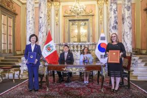 Representantes del Ministerio de Seguridad Alimentaria y Medicamentos de la República de Corea (MFDS) y la Autoridad Nacional de Sanidad e Inocuidad en Pesca y Acuicultura (Sanipes), firmaron acuerdo para implementar la certificación electrónica en el comercio de productos pesqueros. Foto: Cortesía.