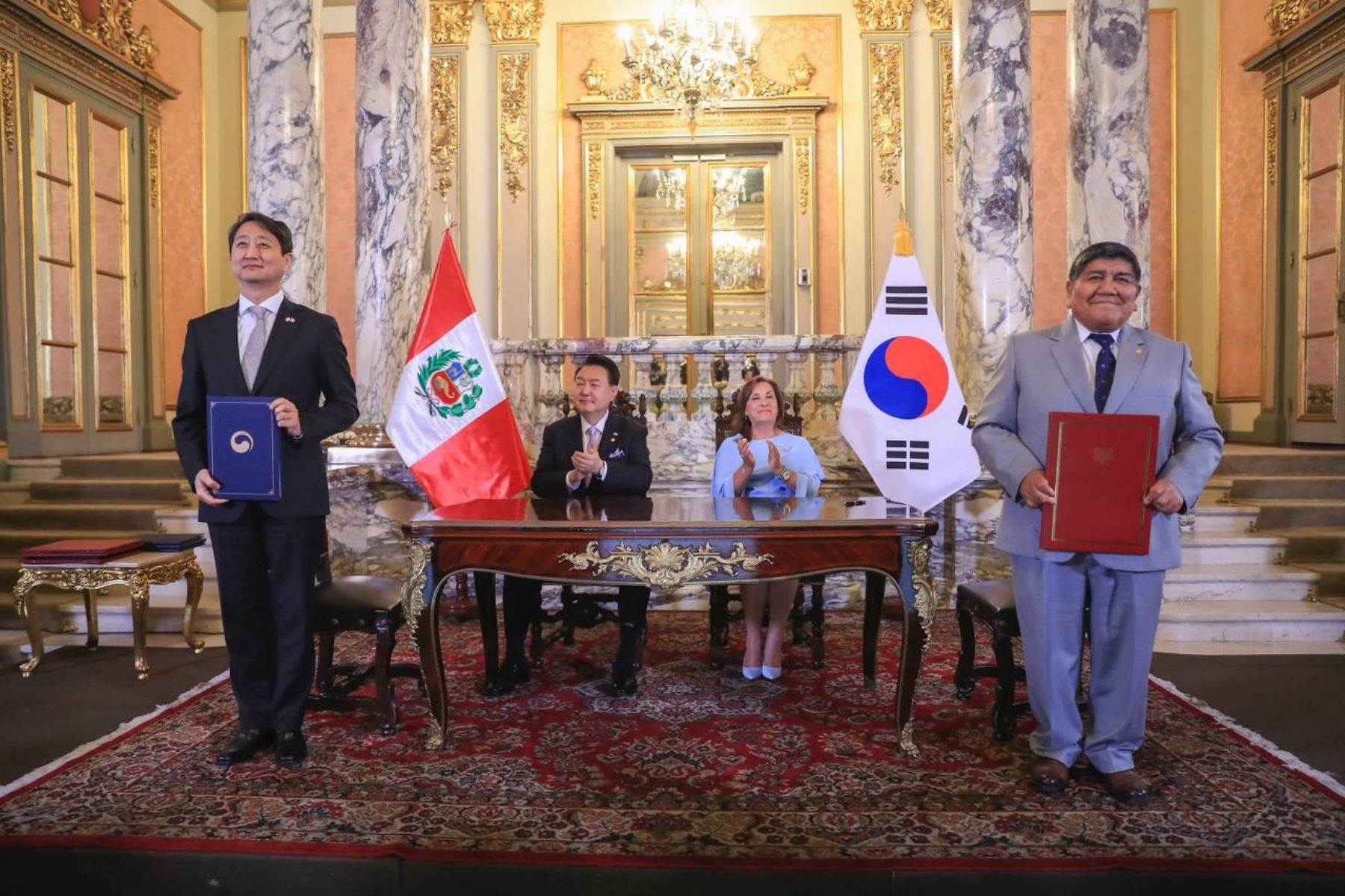 Ministro Rómulo Mucho muestra el Memorando de Entendimiento (MdE) firmado con el Ministerio de Comercio, Industria y Energía de Corea para el desarrollo de las actividades mineras y las relacionadas con los minerales críticos. Foto: Cortesía.