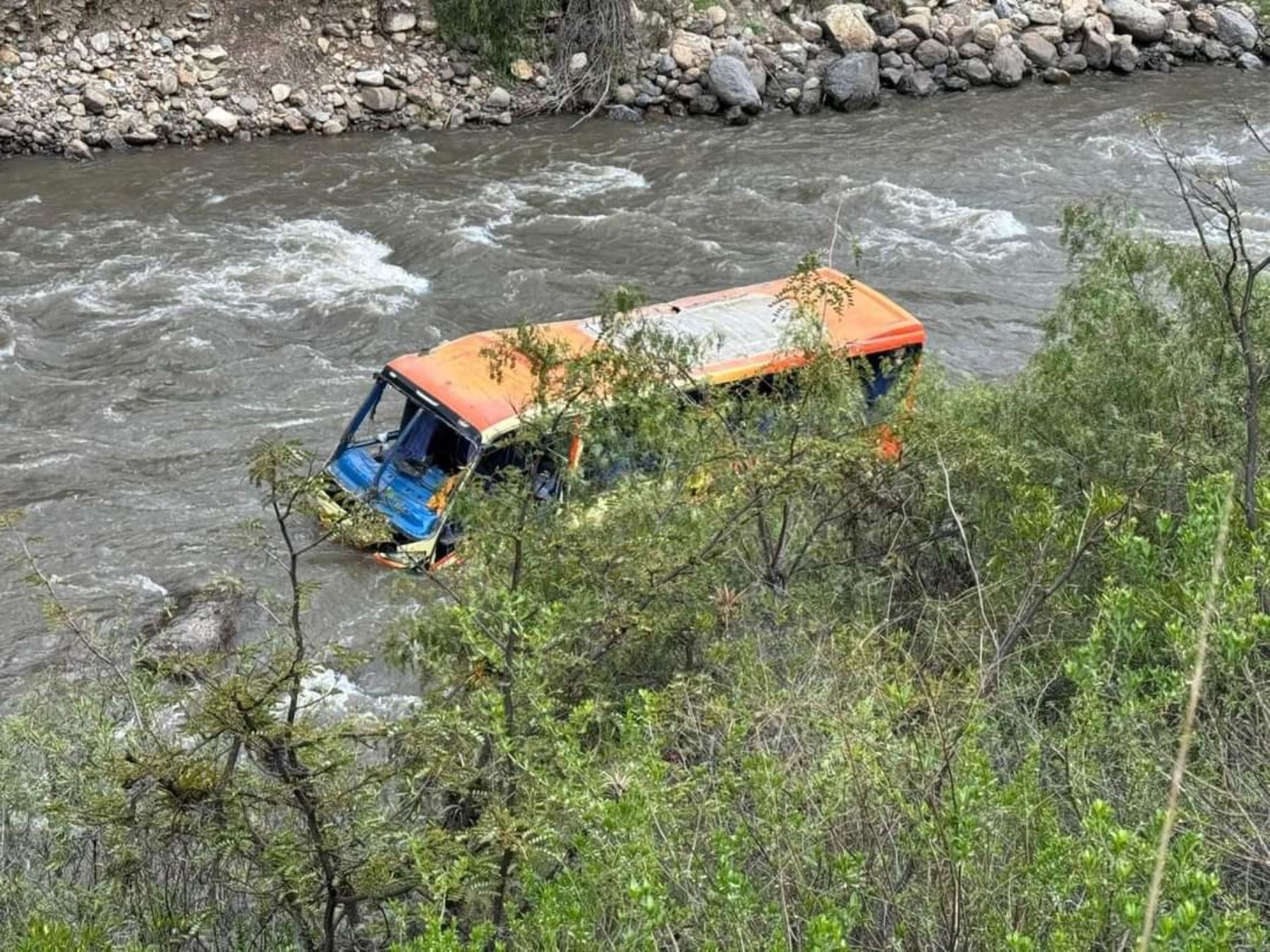 Un bus de la empresa Molina cayó al cauce del río Puchkas cuando cubría la ruta Huari - Llamellín, en la sierra de Áncash. La tragedia dejó un muerto y 10 heridos. ANDINA/Difusión