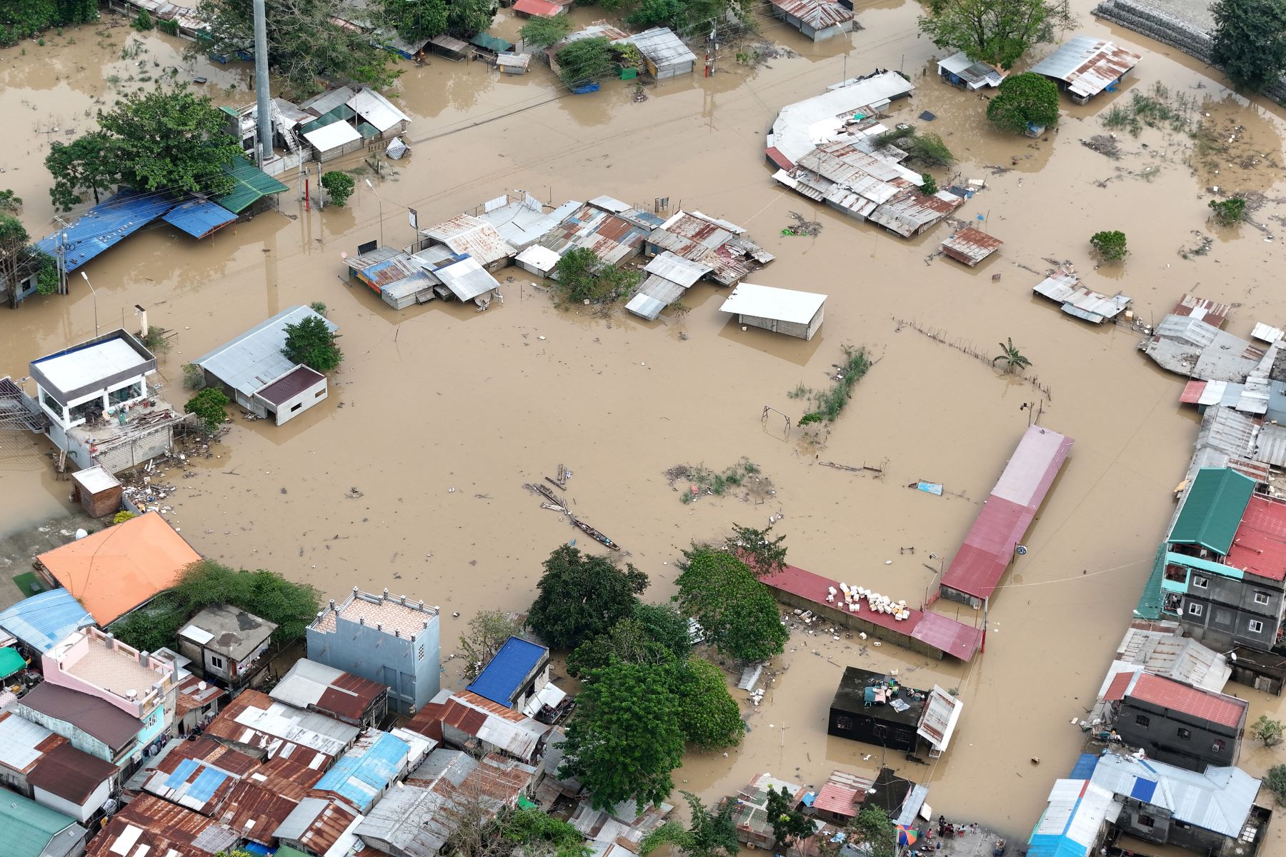 Una vista aérea muestra casas inundadas después del desbordamiento de un río debido a inundaciones causadas por fuertes lluvias e inducidas por el súper tifón Man-yi en la ciudad de Tuguegarao, provincia de Cagayán, en Filipinas, el 18 de noviembre de 2024. Foto: AFP