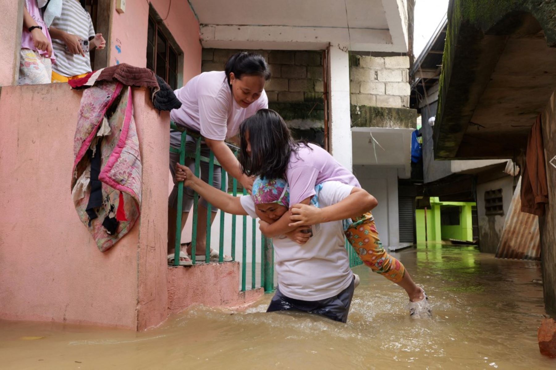 Los residentes evacuan sus hogares inundados debido a la crecida del río causada por las fuertes lluvias e inducida por el súper tifón Man-yi en la ciudad de Tuguegarao, provincia de Cagayán, en Filipinas, el 18 de noviembre de 2024. Foto: AFP