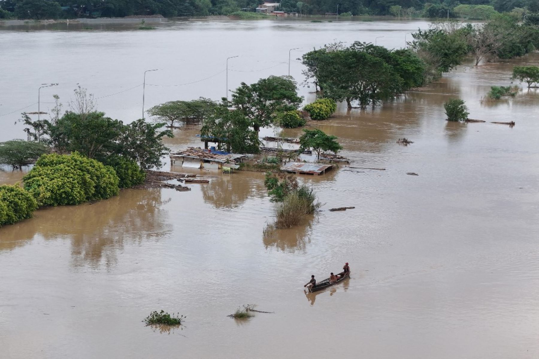 Una vista aérea muestra casas sumergidas después del desbordamiento de un río debido a las inundaciones causadas por fuertes lluvias e inducidas por el súper tifón Man-yi en la ciudad de Tuguegarao, provincia de Cagayán, en Filipinas, el 18 de noviembre de 2024. Foto: AFP