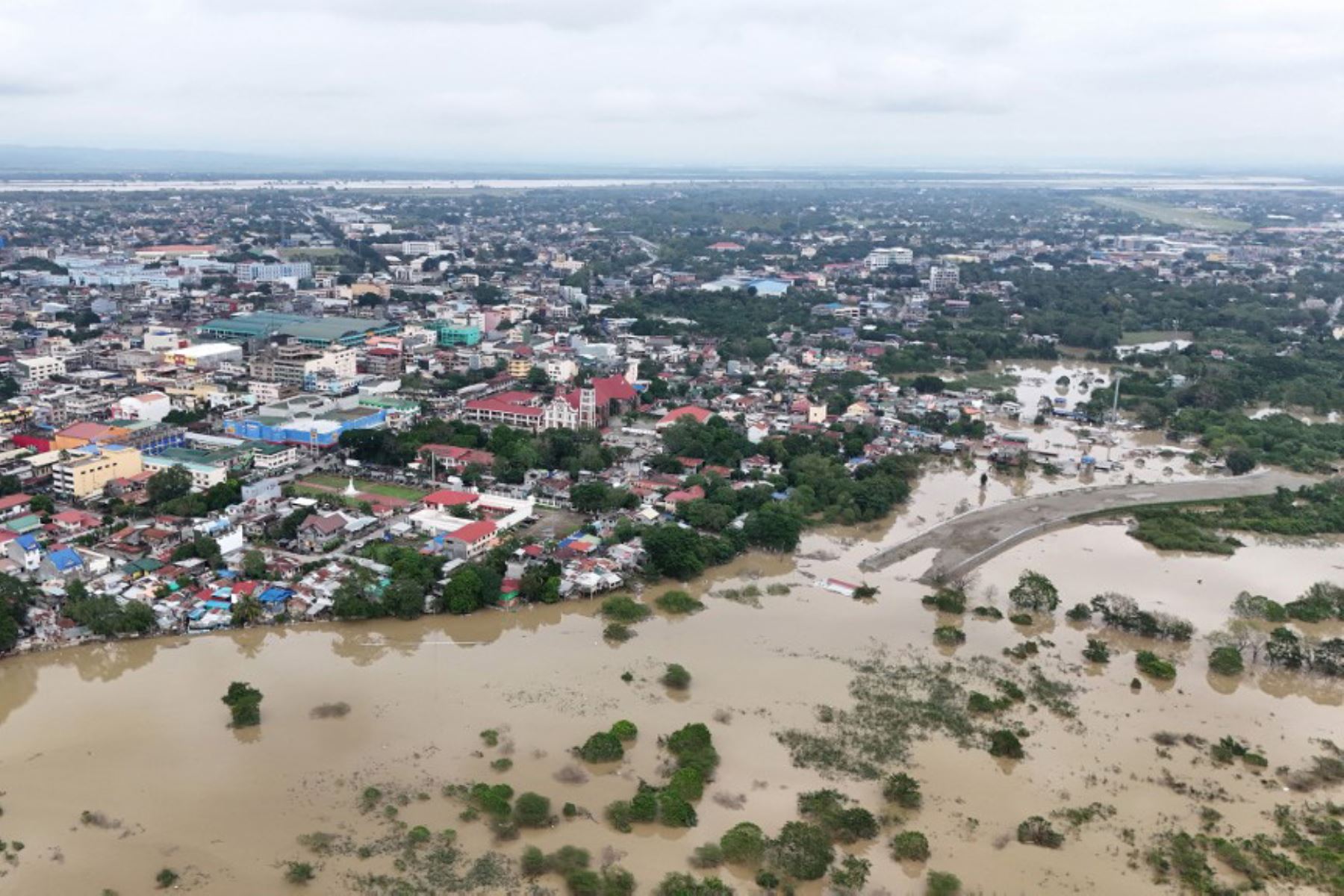 Una vista aérea muestra las inundaciones causadas por el desbordamiento de un río causadas por fuertes lluvias e inducidas por el súper tifón Man-yi en la ciudad de Tuguegarao, provincia de Cagayan, en Filipinas, el 18 de noviembre de 2024. Foto: AFP