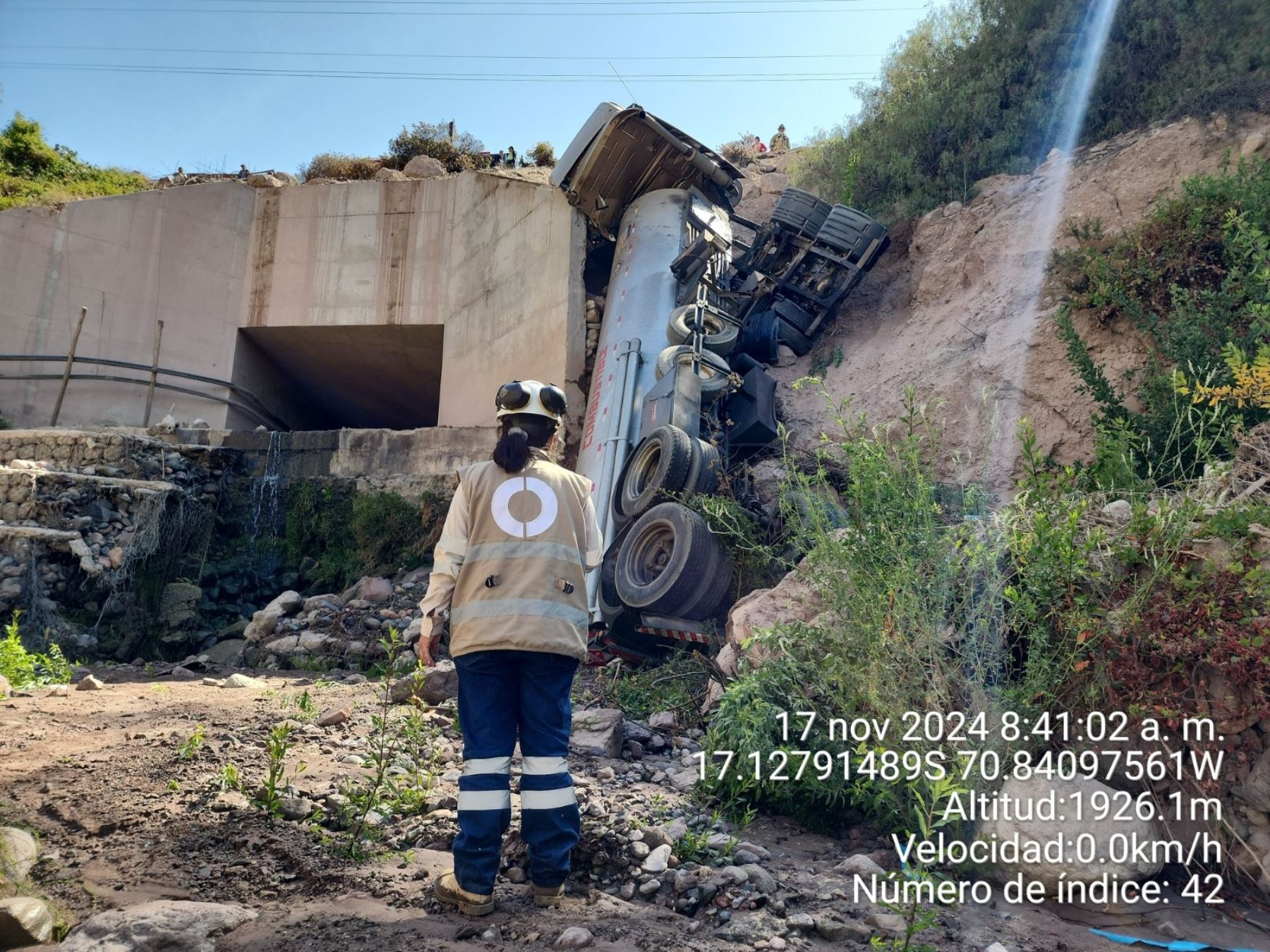 Un camión cisterna que transportaba más de 8,000 galones de combustible sufrió un vuelco en la carretera Binacional, en Moquegua. El accidente provocó el derrame del hidrocarburo que afectó el cauce del río Tumilaca.