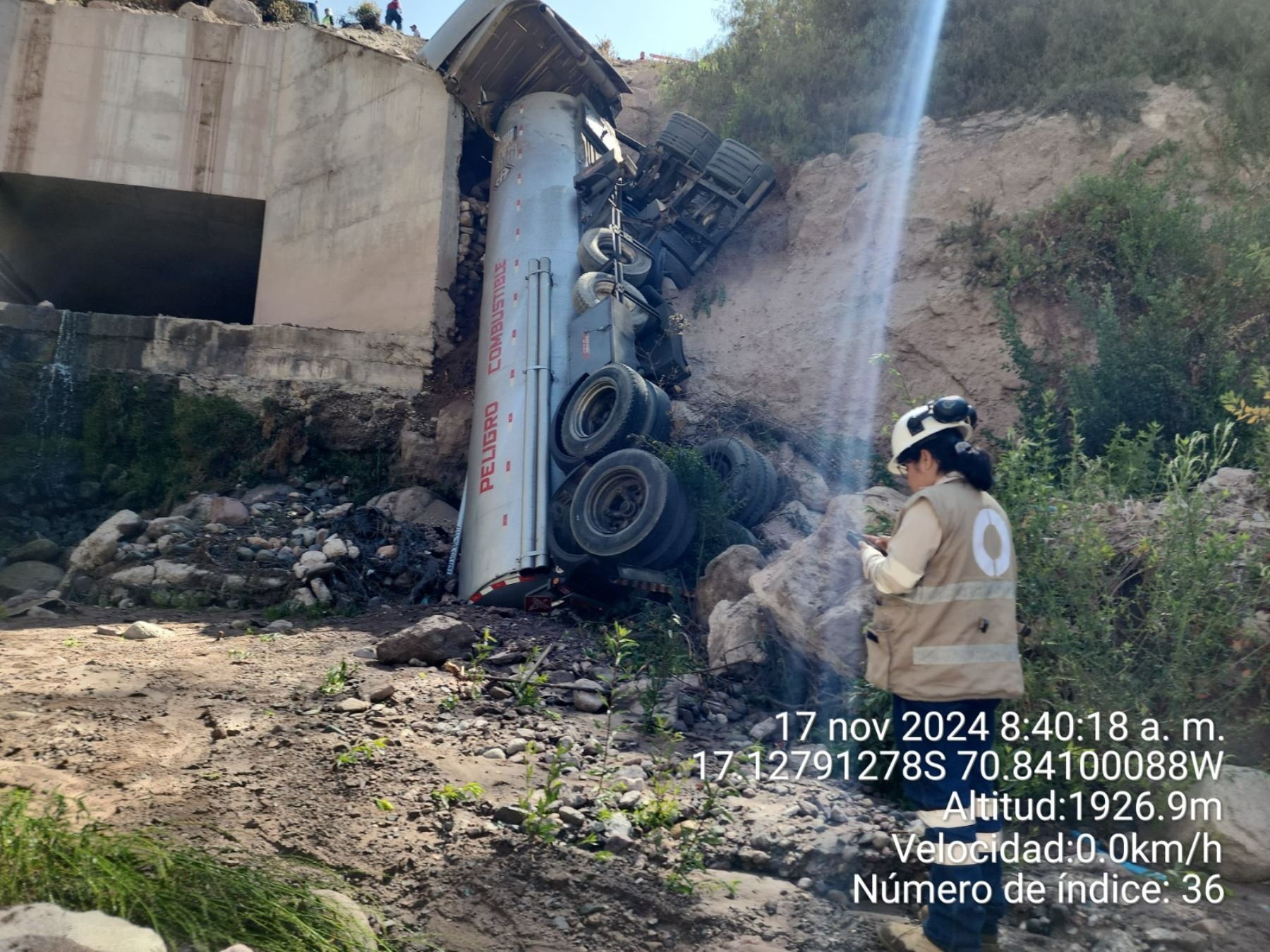 El combustible derramado por el camión cisterna que sufrió en accidente en Moquegua obligó a suspender el servicio de agua potable en dos centros poblados. ANDINA/Difusión