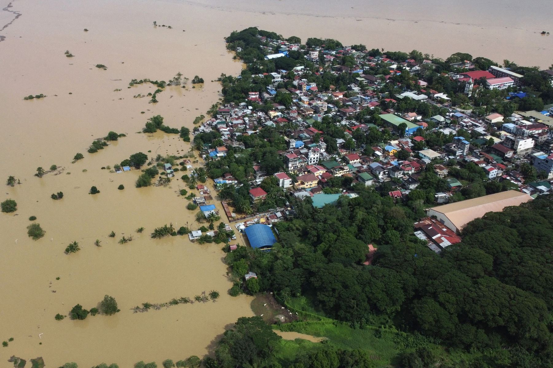 Una vista aérea muestra casas sumergidas en una aldea de Ilagan, provincia de Isabela, en Filipinas, el 18 de noviembre de 2024, debido a las fuertes lluvias continuas del súper tifón Man-yi. Foto: AFP