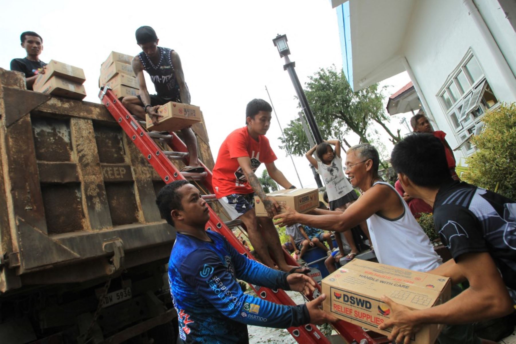 Trabajadores descargan suministros en un centro de evacuación para los afectados por el súper tifón Man-yi en la ciudad de San Vicente, provincia de Camarines sur, en Filipinas. Foto: AFP