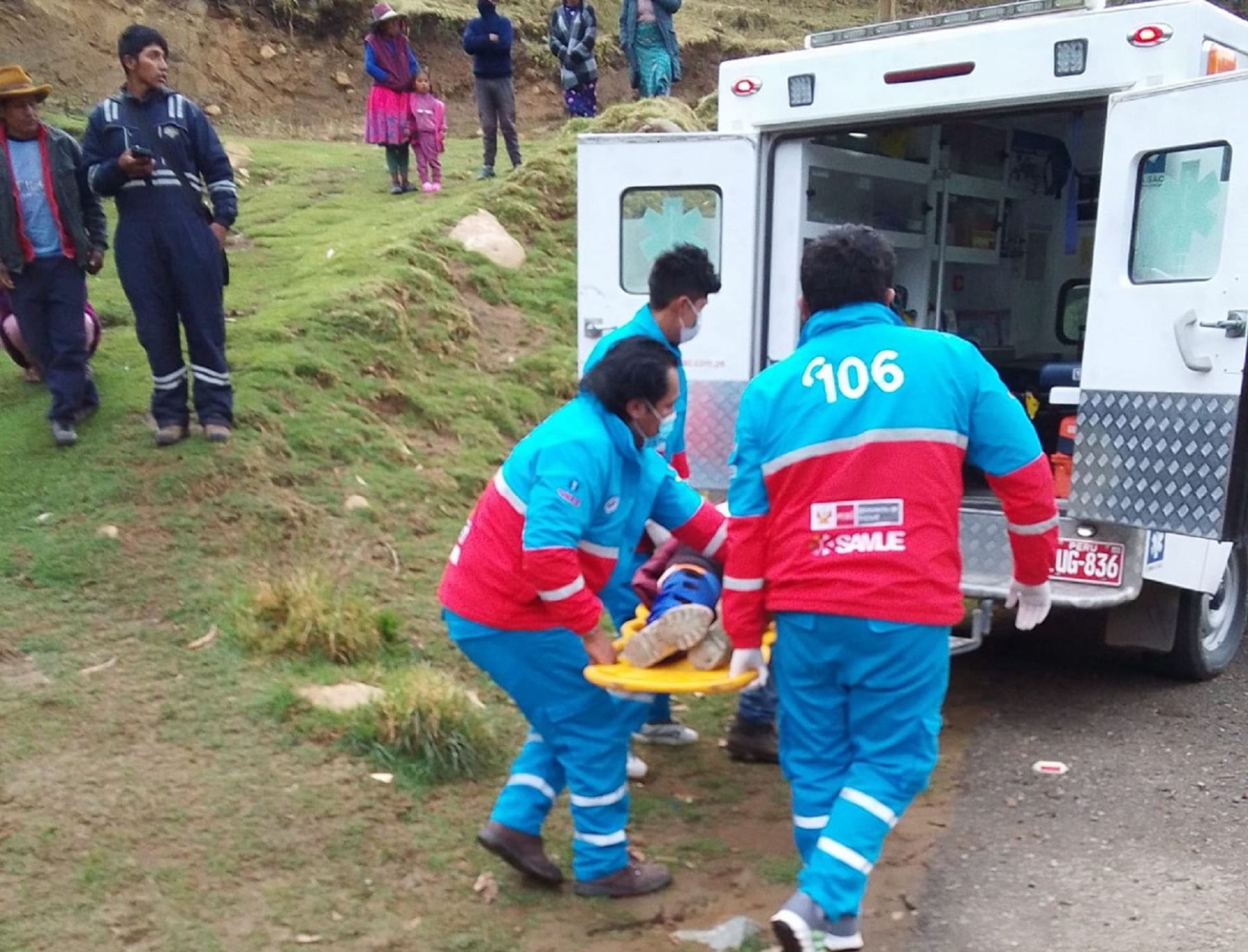 Los cuatro heridos que dejó el despiste de una camioneta combi en la carretera a Chumbivilcas, en Cusco, fueron trasladados al Hospital de Santo Tomás. En el accidente fallecieron cuatro personas. ANDINA/Difusión