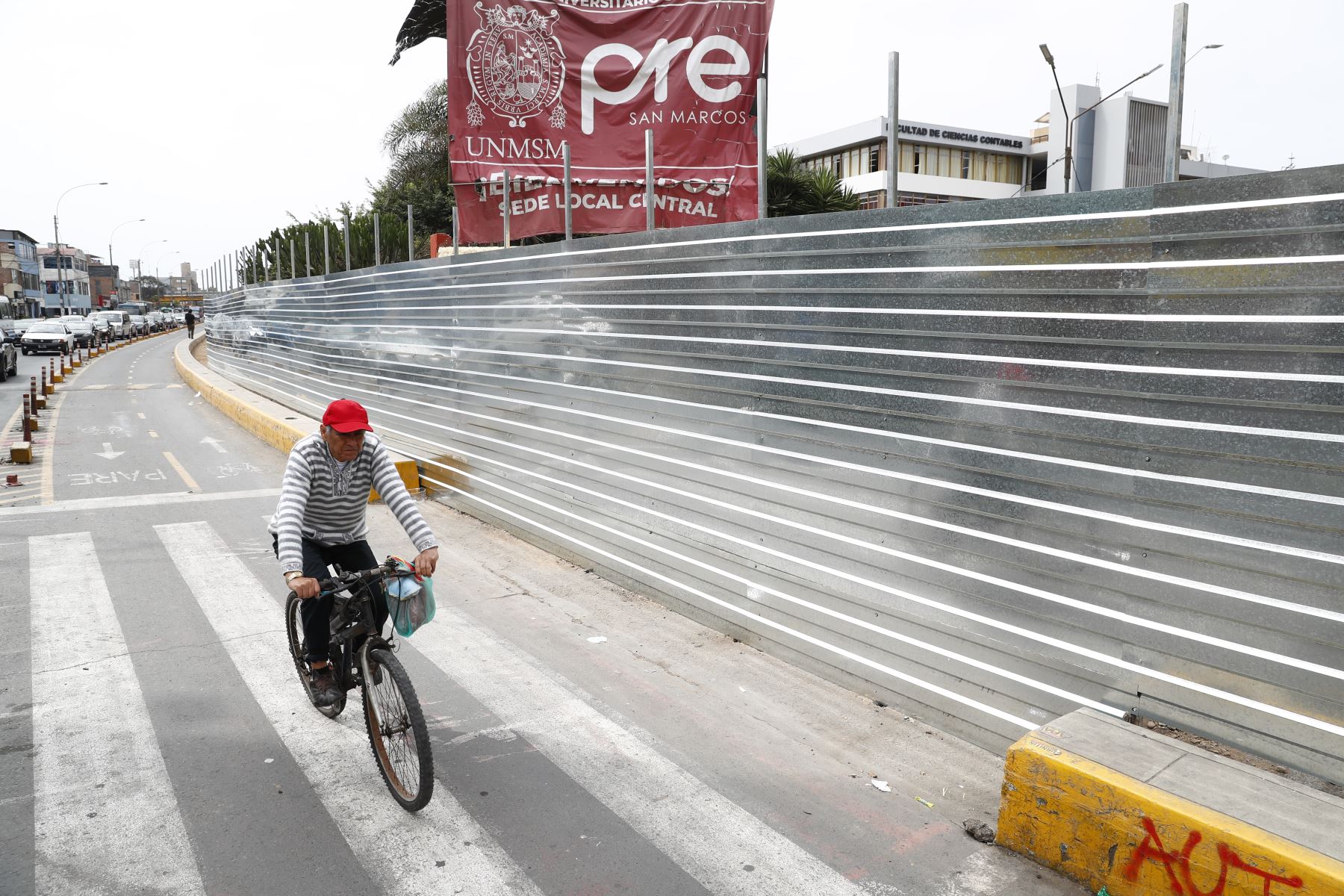 De acuerdo con la universidad, las puertas 1,2,7 y 8 están habilitadas para el ingreso y salida peatonal, mientras que la 1, 7 y 8 funcionan paera el ingreso y salida vehicular. ANDINA/Daniel Bracamonte