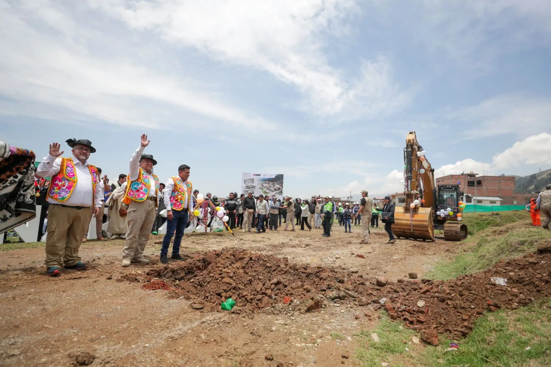 La construcción del Parque Cultural Bicentenario de Junín, según indicó Adrianzén, tendrá una duración de un año y beneficiará de manera directa a más de 150 mil ciudadanos de Huancayo, con espacios dedicados para conservar la cultura tradicional, las danzas, los cantos y la alegría de los grupos musicales que hoy se reúnen en  plazuelas. Foto: PCM