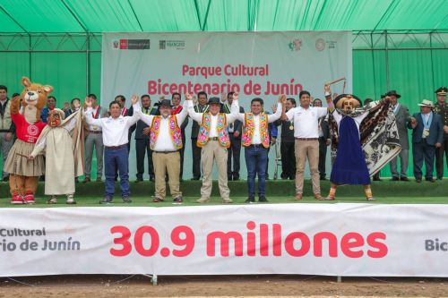 El presidente del Consejo de Ministros, Gustavo Adrianzén colocó la primera piedra de la obra Parque Cultural del Bicentenario