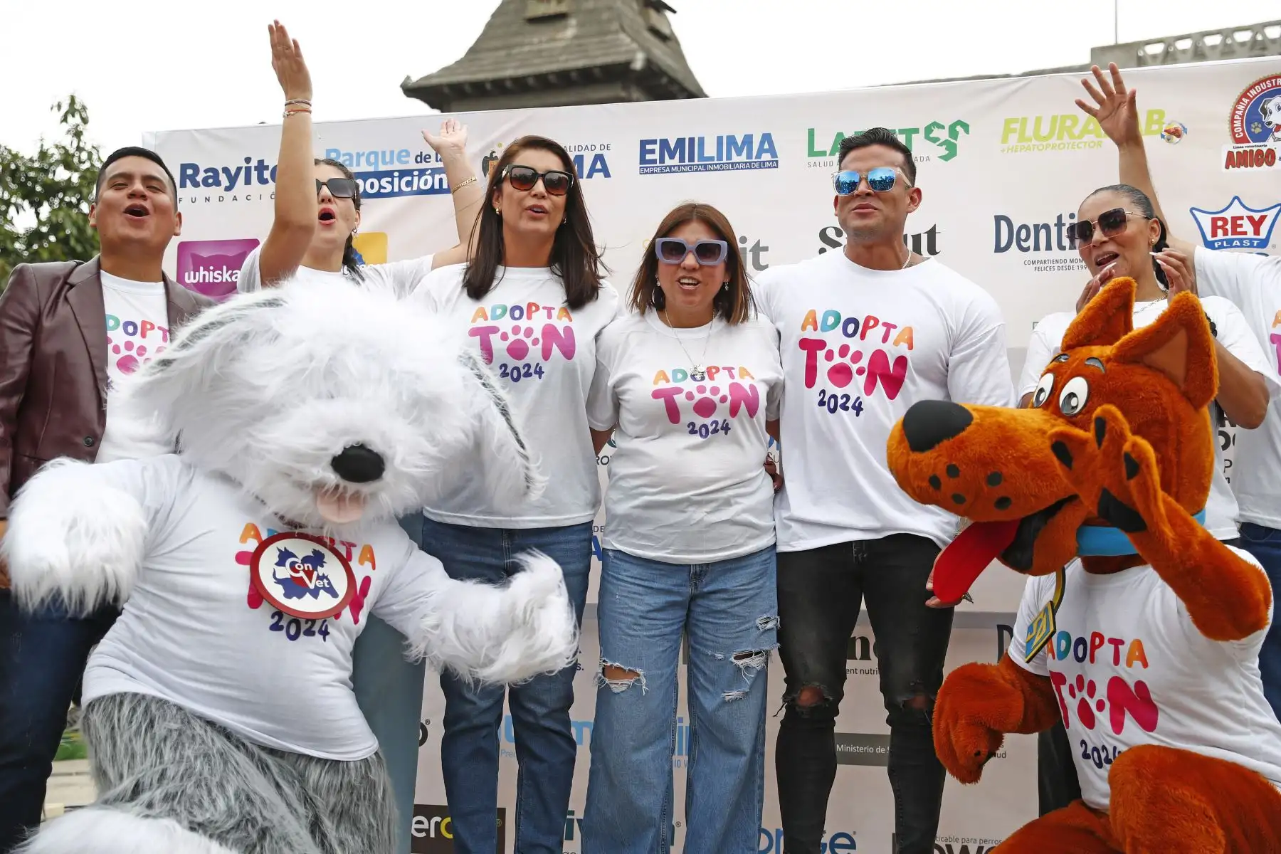 Con la participación de artistas de la farándula e influencers, se presentó el Adoptatón 2024, gran campaña de adopción organizada por la Fundación Rayito y la Municipalidad de Lima, con el fin de encontrarle un hogar a unos 100 perros y gatos rescatados de la calle, y que se realizará en el Parque de la Exposición el sábado 23 y domingo 24 de noviembre. Foto: ANDINA/Daniel Bracamonte