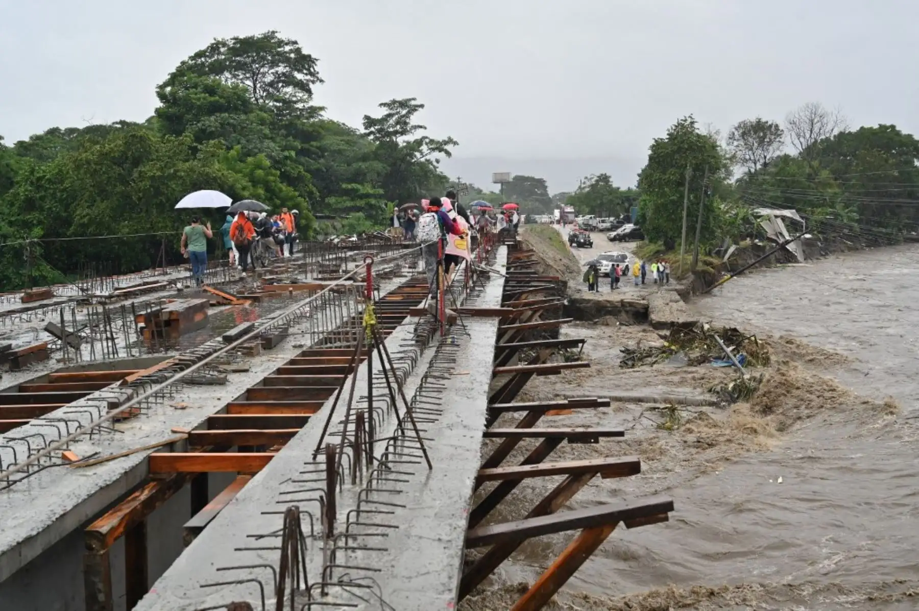 Más de 200 viviendas fueron destruidas y unas 3.200 dañadas, 1.794 comunidades quedaron incomunicadas por crecidas de los ríos, caídas de puentes y derrumbes en carreteras. También se registraron cuantiosos daños a la agricultura, según la agencia hondureña de protección civil, Copeco. Foto: AFP