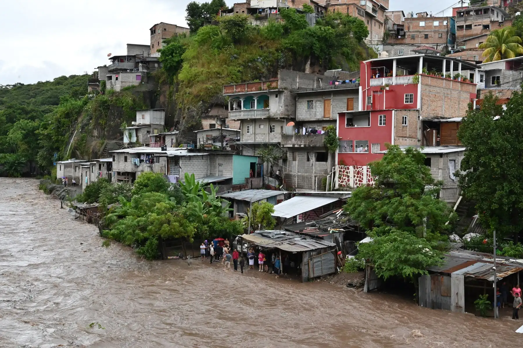En Costa Rica hubo más de 54 deslizamientos de tierra, inundaciones en las provincias de Guanacaste (noreste) y en el sur de la costa del Pacífico. Casi 5.000 personas fueron atendidas por los servicios de emergencia. Foto: AFP