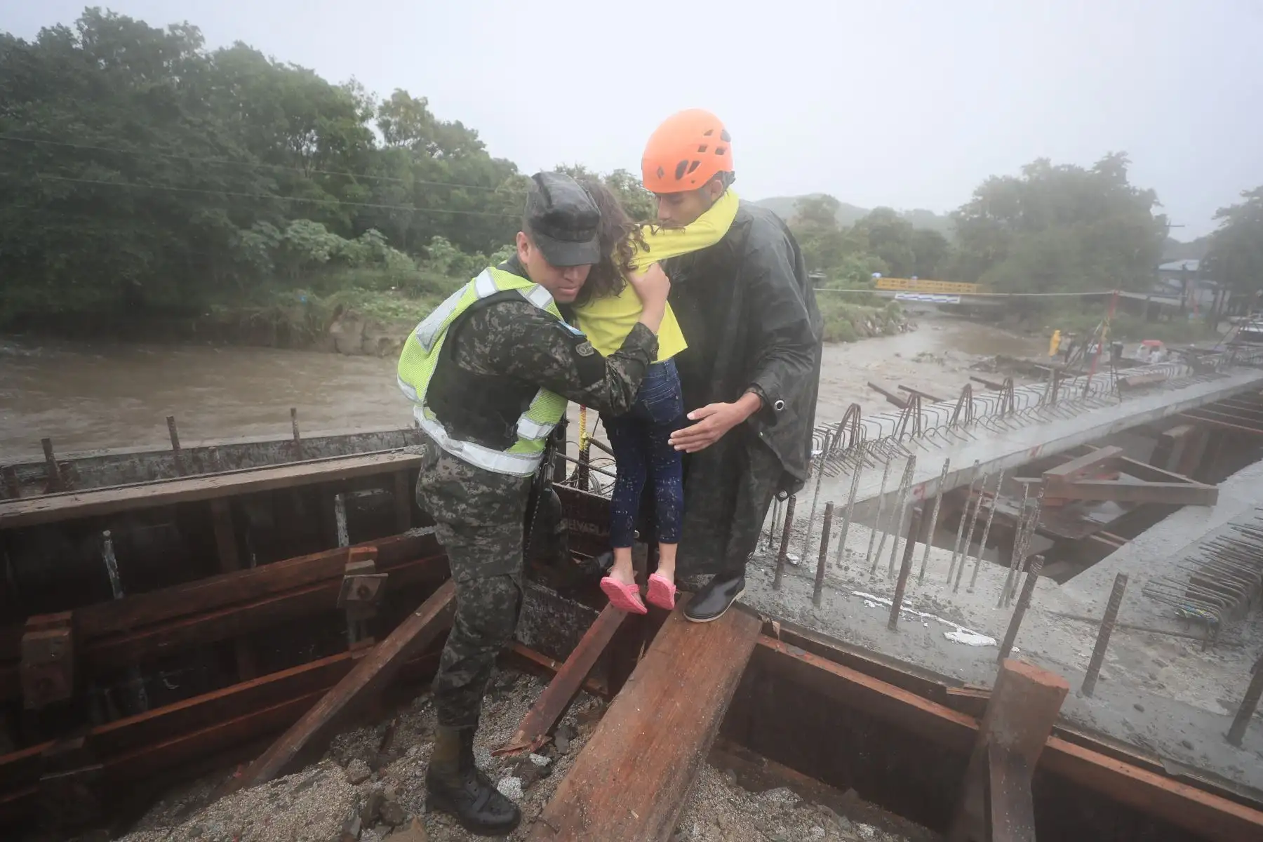 En el resto de Centroamérica, Nicaragua reportó, además de las dos víctimas mortales, 5.000 afectados y unas 1.800 viviendas anegadas debido a la crecida de 25 ríos. Foto: EFE