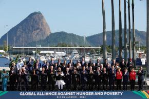 Jefes de Estado, invitados y representantes de organismos internacionales participan en la foto oficial del G20 en Río de Janeiro. Foto: EFE.