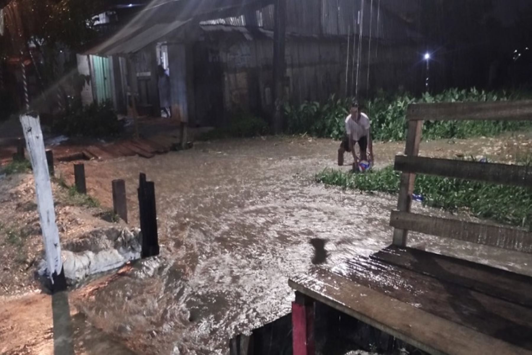 Una familia del AA. HH. Bella Luz, en la provincia loretana de Maynas, resultó damnificada, pues la mayoría de sus pertenencias quedó bajo el agua.