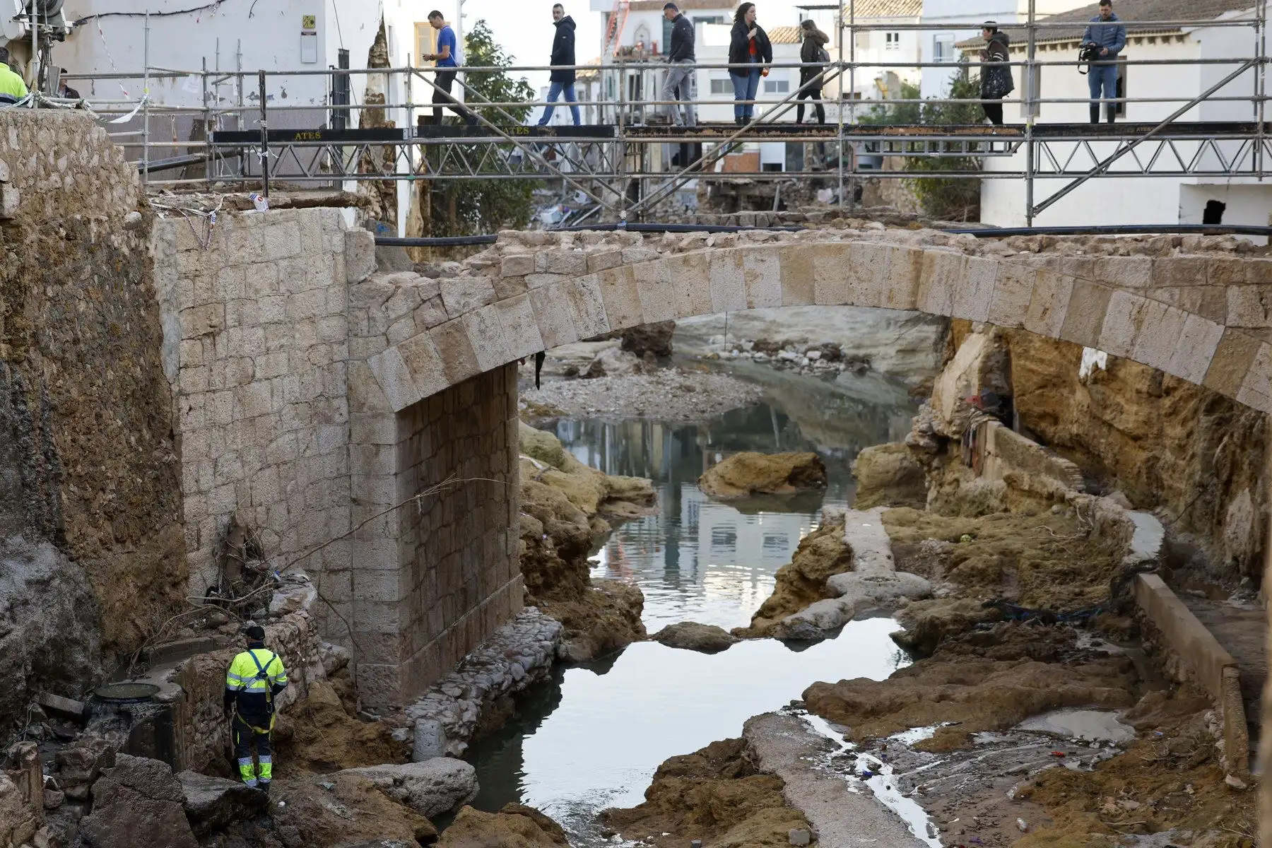 Aspecto del puente de Chiva tras la tragedia de la dana. Los reyes van a Chiva este martes después de que el pasado 3 de noviembre se suspendiera la visita que tenían previsto realizar por los incidentes sucedidos en la localidad de Paiporta. Foto: EFE