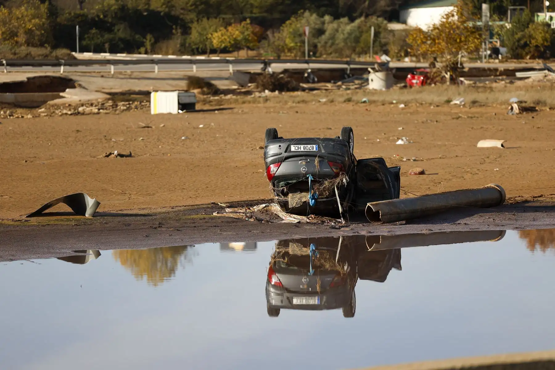 Vista de un arroyo en la localidad valenciana de Utiel. Los reyes visitan este martes tres de las localidades gravemente afectadas por la dana, Chiva y Utiel, en Valencia, y la de Letur, en Albacete, según han informado fuentes de la Casa Real. Felipe VI y doña Letizia irán a Chiva después de que el pasado 3 de noviembre se suspendiera la visita que tenían previsto realizar por los incidentes sucedidos en la localidad de Paiporta. Foto: EFE