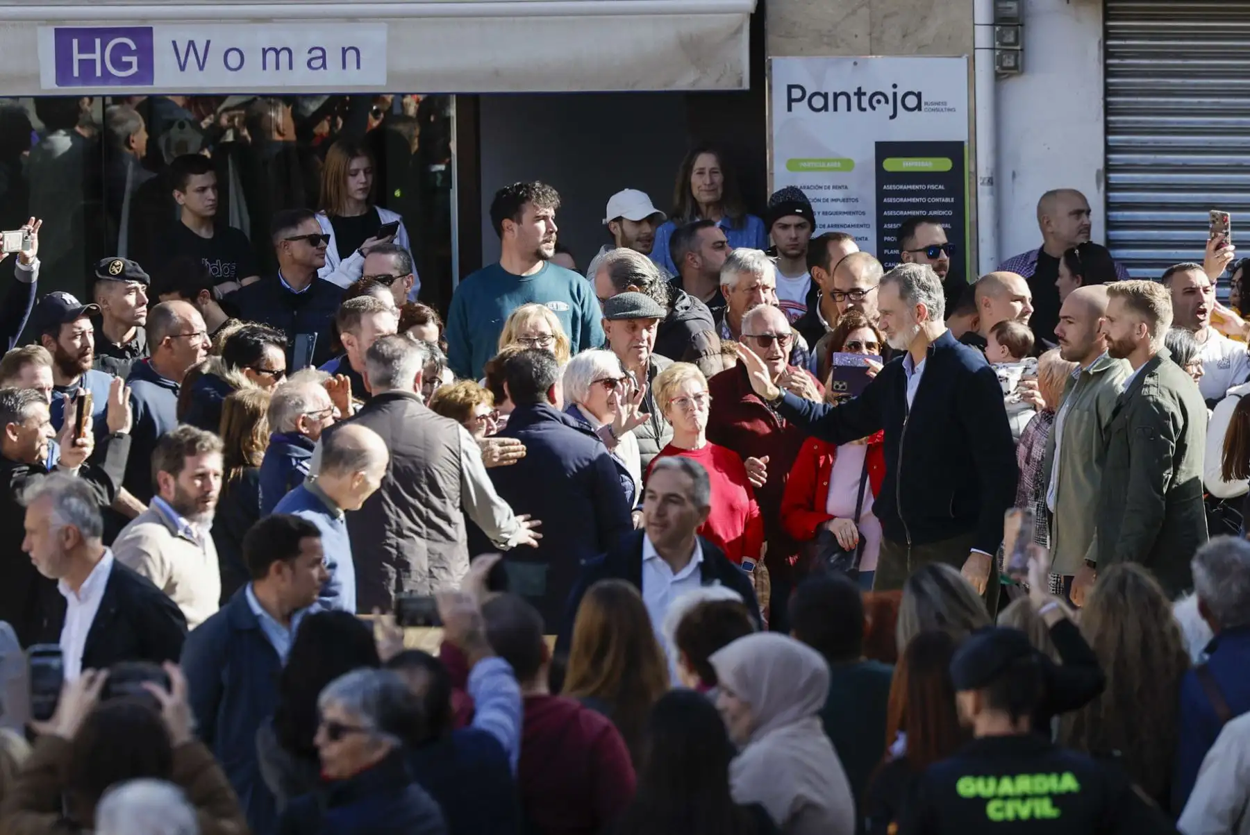 En medio de aplausos, Felipe VI y Letizia llegaron la mañana del martes a la localidad de Chia, una de las más afectadas por las riadas que dejaron 219 fallecidos en la región de Valencia, en una visita preparada con máxima discreción para evitar escenas como las ocurridas en el anterior desplazamiento, cuando la comitiva oficial fue recibida con insultos y lanzamiento de barro. Foto: AFP