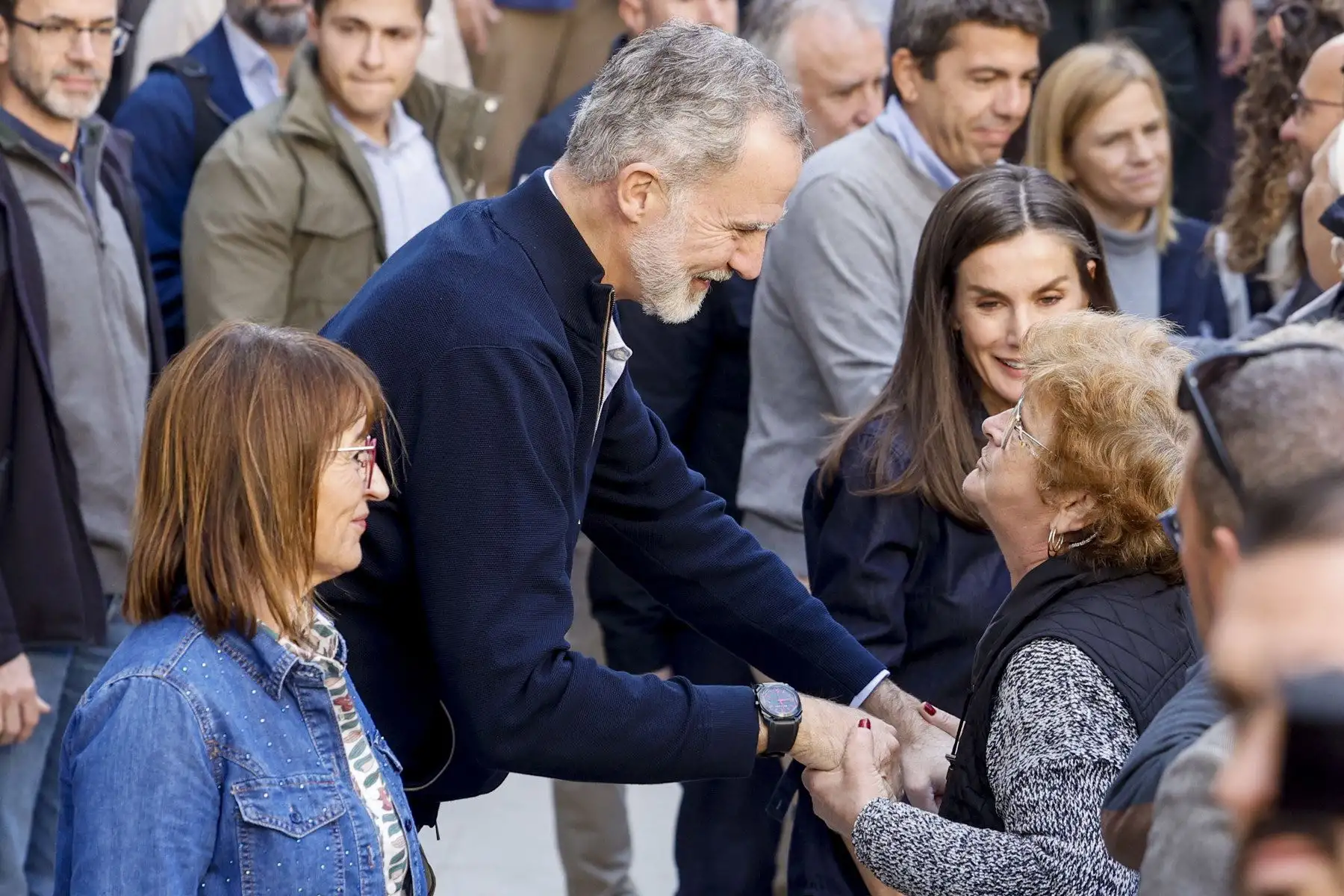 En medio de aplausos, Felipe VI y Letizia llegaron la mañana del martes a la localidad de Chia, una de las más afectadas por las riadas que dejaron 219 fallecidos en la región de Valencia, en una visita preparada con máxima discreción para evitar escenas como las ocurridas en el anterior desplazamiento, cuando la comitiva oficial fue recibida con insultos y lanzamiento de barro. Foto: AFP