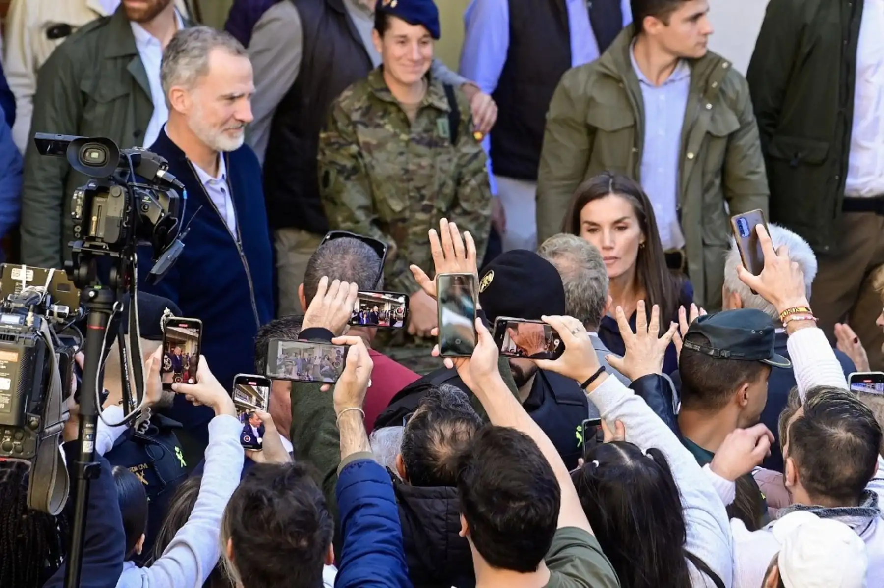En medio de aplausos, Felipe VI y Letizia llegaron la mañana del martes a la localidad de Chia, una de las más afectadas por las riadas que dejaron 219 fallecidos en la región de Valencia, en una visita preparada con máxima discreción para evitar escenas como las ocurridas en el anterior desplazamiento, cuando la comitiva oficial fue recibida con insultos y lanzamiento de barro. Foto: AFP