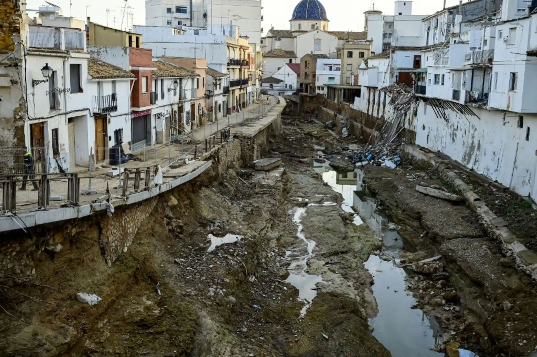 Las casas dañadas por las inundaciones bordean el río en Chiva, en la región de Valencia, al este de España, tras las catastróficas inundaciones. Foto: AFP