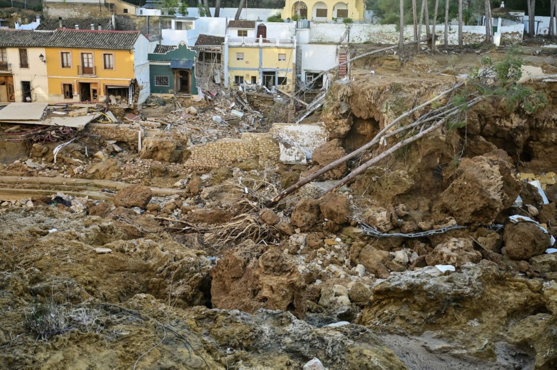 Las casas dañadas por las inundaciones bordean el río en Chiva, en la región de Valencia, al este de España, tras las catastróficas inundaciones. Foto: AFP