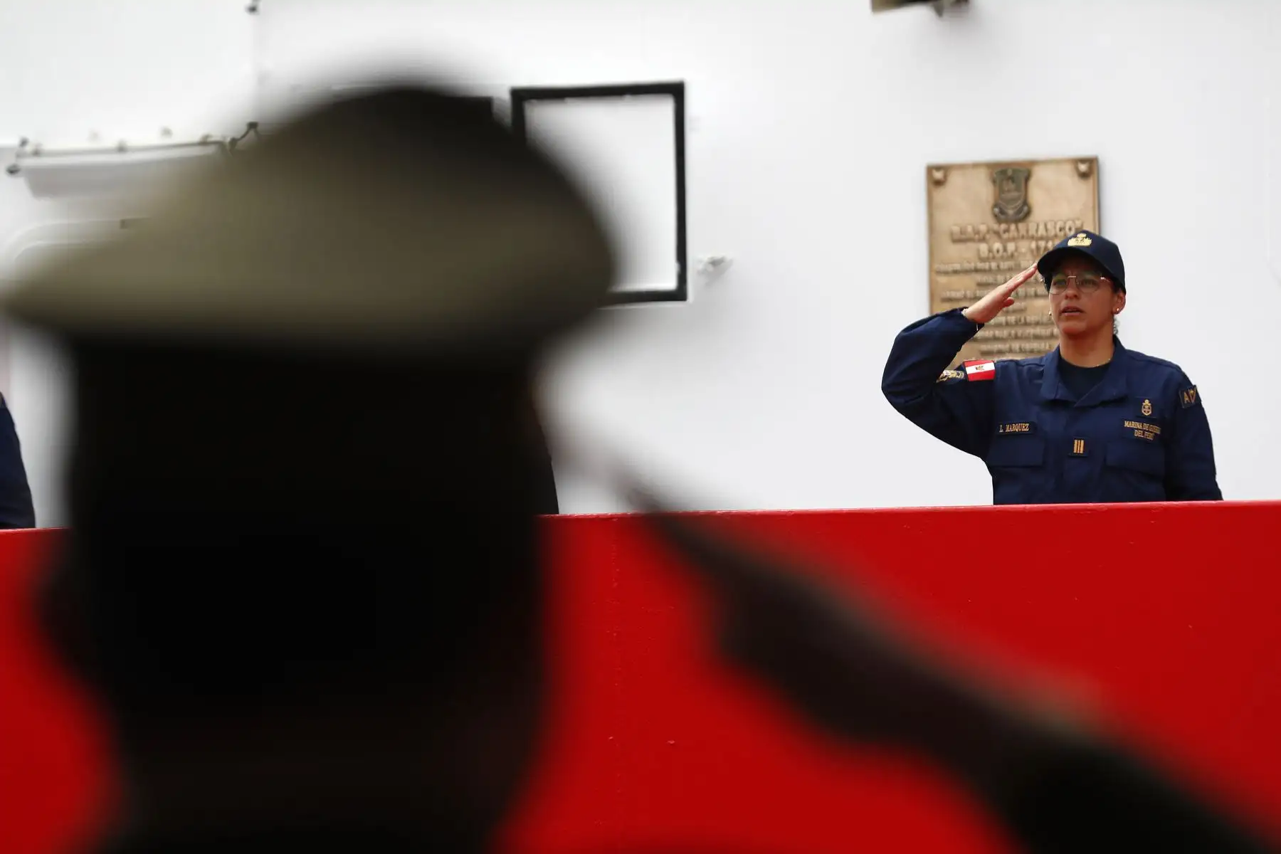 Tripulantes del del B.A.P. Carrasco fueron despedidos por sus familiares desde el Muelle Antedique de la Base Naval del Callao, durante el zarpe del buque oceanográfico que se dirige a una nueva expedición científica a la Antártida. 
Foto: ANDINA/Daniel Bracamonte