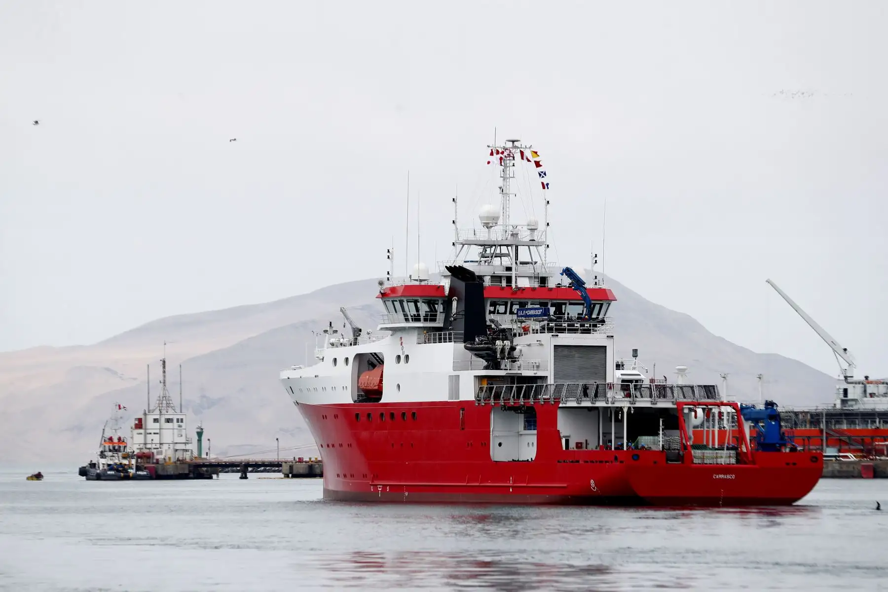 Tripulantes del del B.A.P. Carrasco fueron despedidos por sus familiares desde el Muelle Antedique de la Base Naval del Callao, durante el zarpe del buque oceanográfico que se dirige a una nueva expedición científica a la Antártida. 
Foto: ANDINA/Daniel Bracamonte